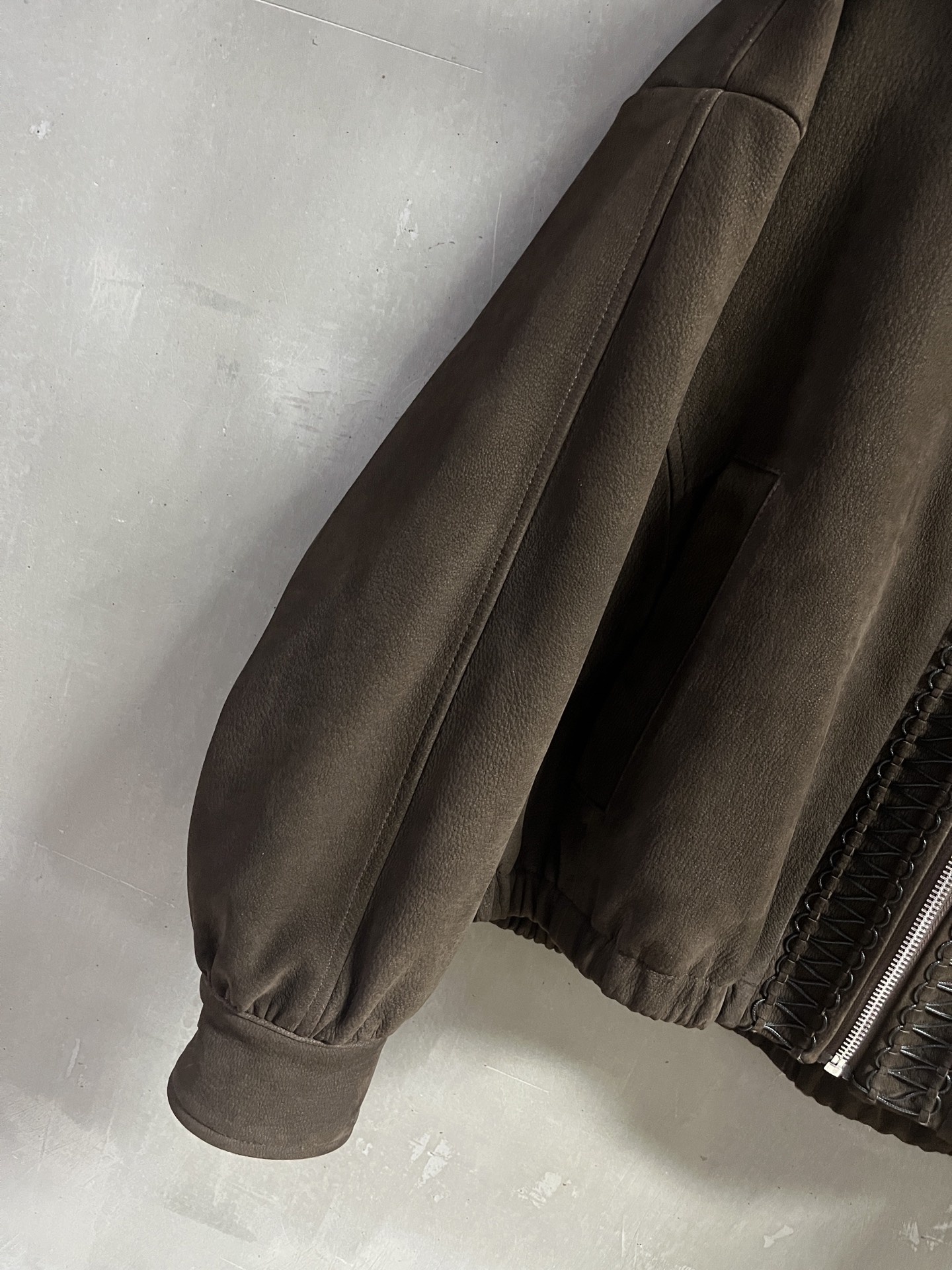 “2025 Autumn Women’s Suit P3072: Classic V-Neck Design, Turkish Goat Velvet Leather, Skinny and Stylish” - 图片 6