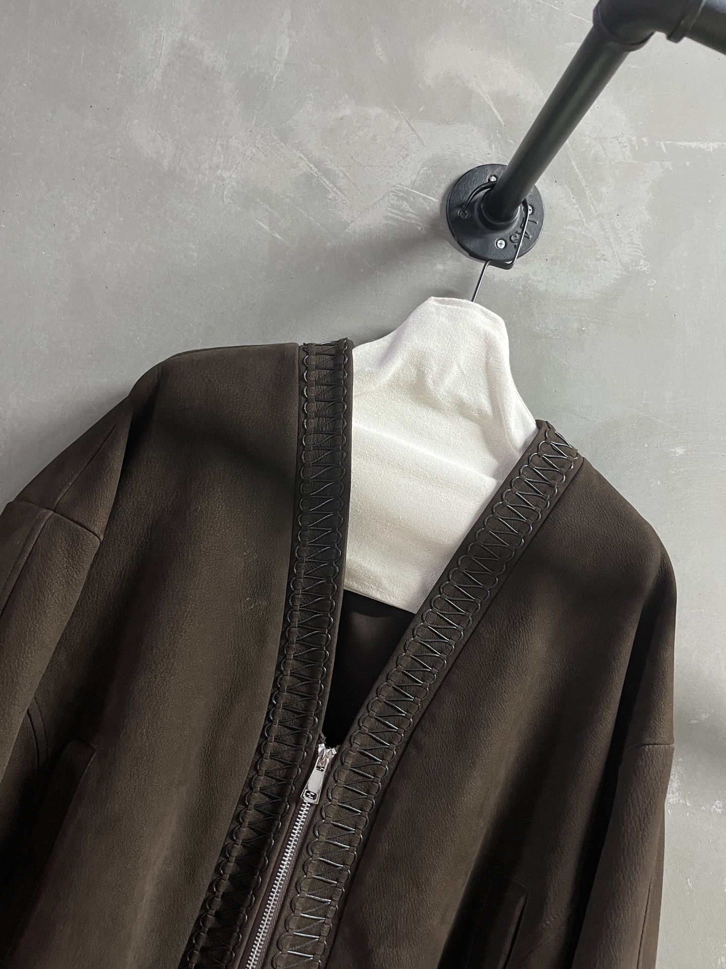 “2025 Autumn Women’s Suit P3072: Classic V-Neck Design, Turkish Goat Velvet Leather, Skinny and Stylish” - 图片 5