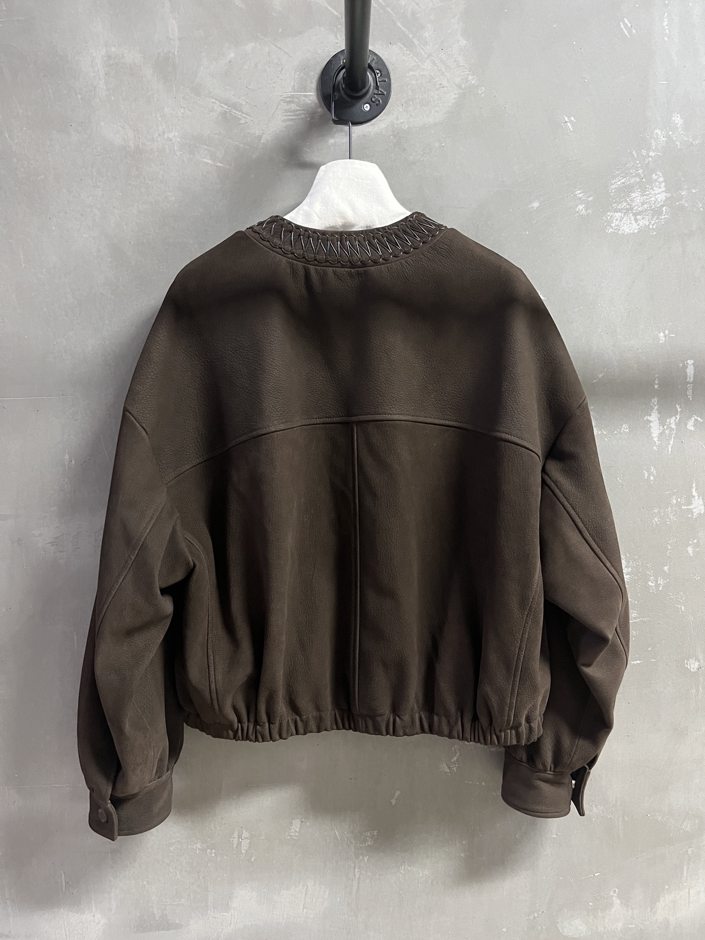 “2025 Autumn Women’s Suit P3072: Classic V-Neck Design, Turkish Goat Velvet Leather, Skinny and Stylish” - 图片 9