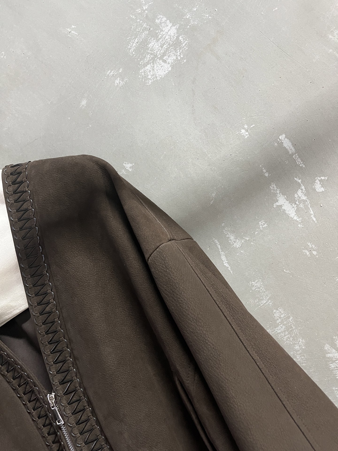 “2025 Autumn Women’s Suit P3072: Classic V-Neck Design, Turkish Goat Velvet Leather, Skinny and Stylish” - 图片 2