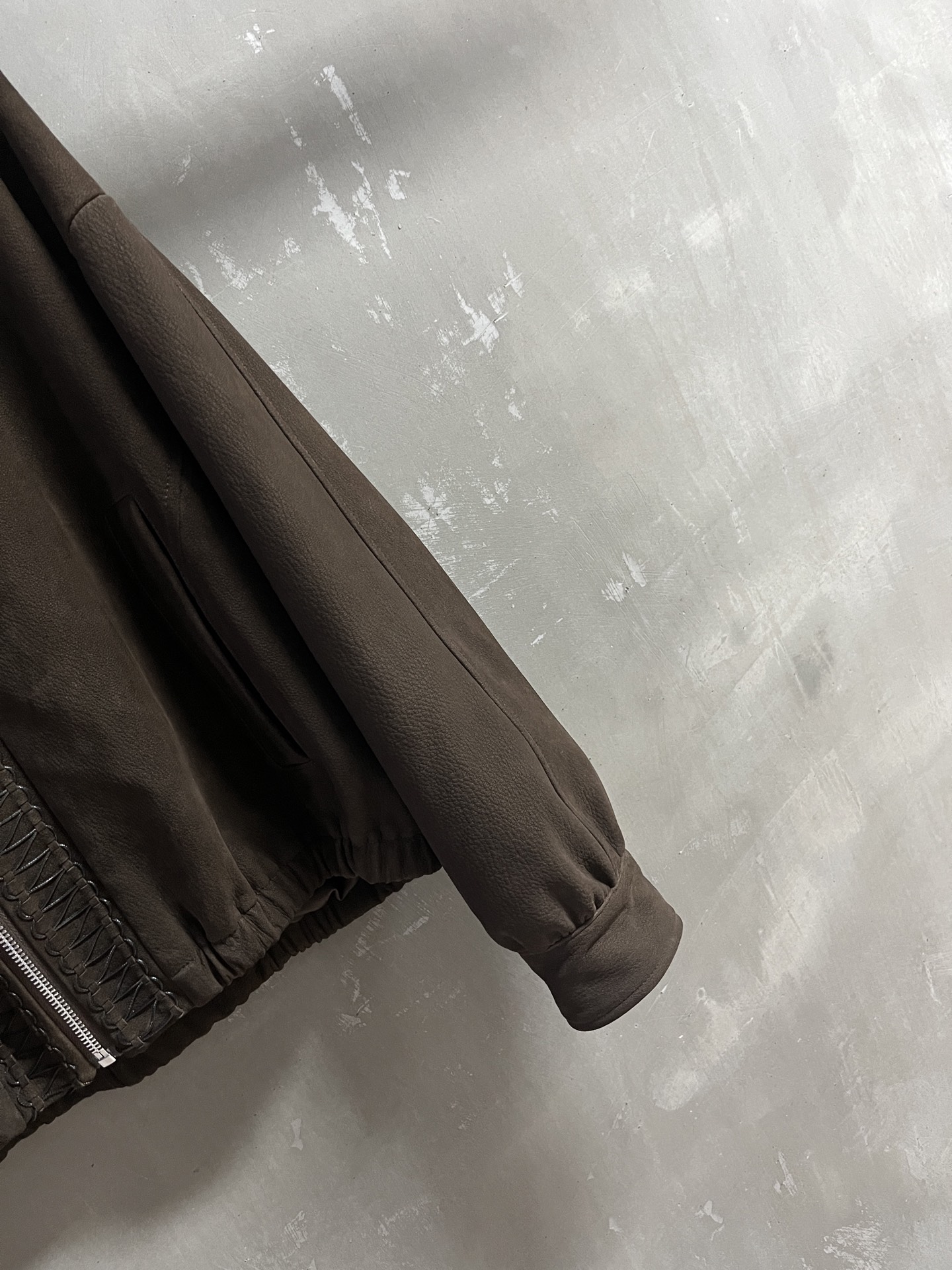 “2025 Autumn Women’s Suit P3072: Classic V-Neck Design, Turkish Goat Velvet Leather, Skinny and Stylish” - 图片 4