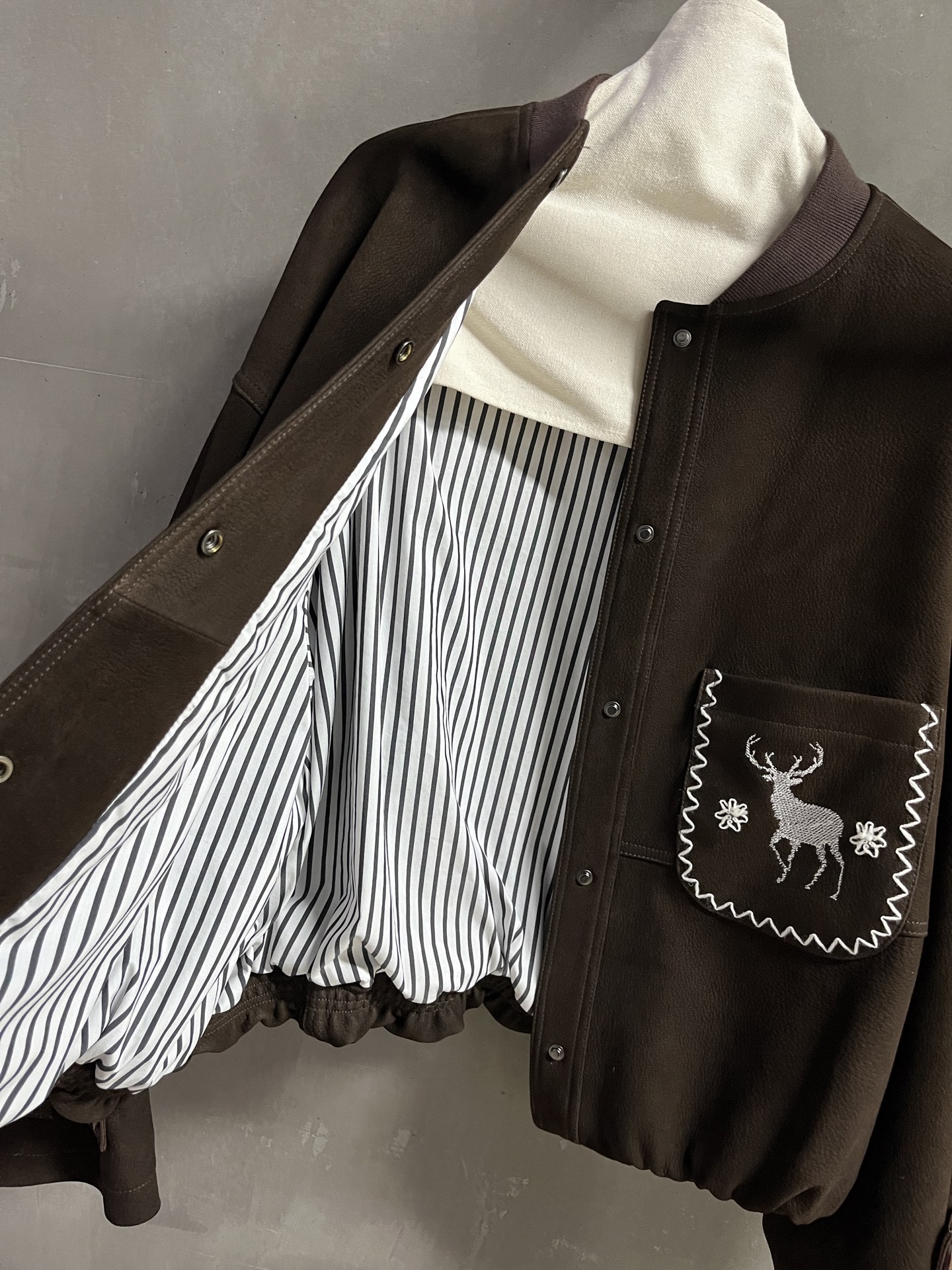 2025 Fashion: Elk Embroidered Leather Jacket for Bad Girls – MiuMi* Profile Review - 图片 7