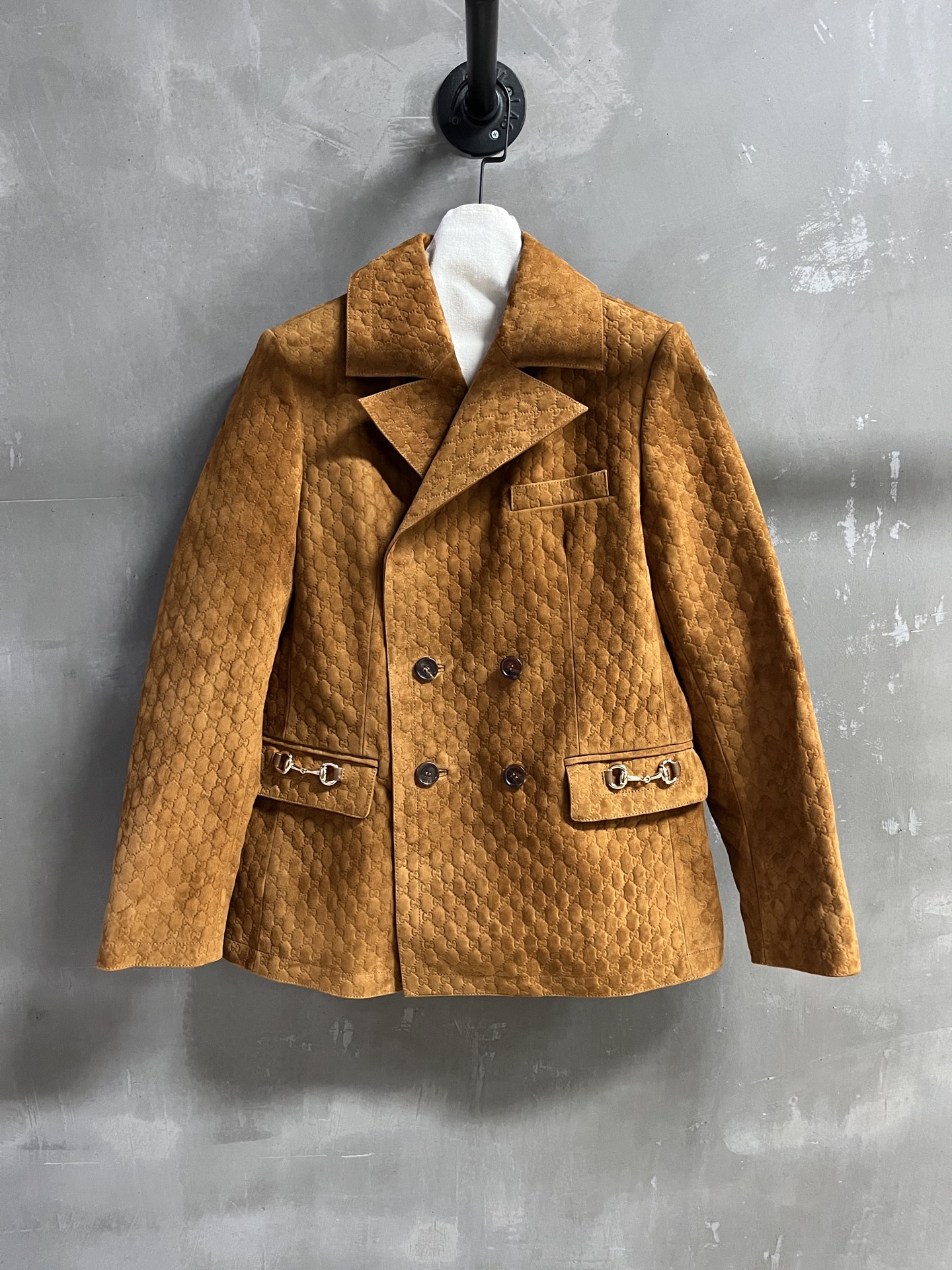 NO:636772,Introduction to Gucc*｜2025 New Autumn Clothing Products This season’s best outerwear items!  Classic retro presbyopia design, slim fit, versatile and fashionable!  - MATERIAL material - leather imported Turkish mixed sheepskin size M-19860909Gucc*简介｜2025秋装新品 本季度最佳外套单品！经典复古老花设计 显瘦版型不挑人百搭又时髦！ - MATERIAL 材质 - 皮面进口土耳其混种羊皮 size M- XL M码胸围96 衣长66 袖长60 肩宽40 price,古驰-服装,gucci,gucci,jackets & coats,sheepskin,alexander wang,Women's clothing