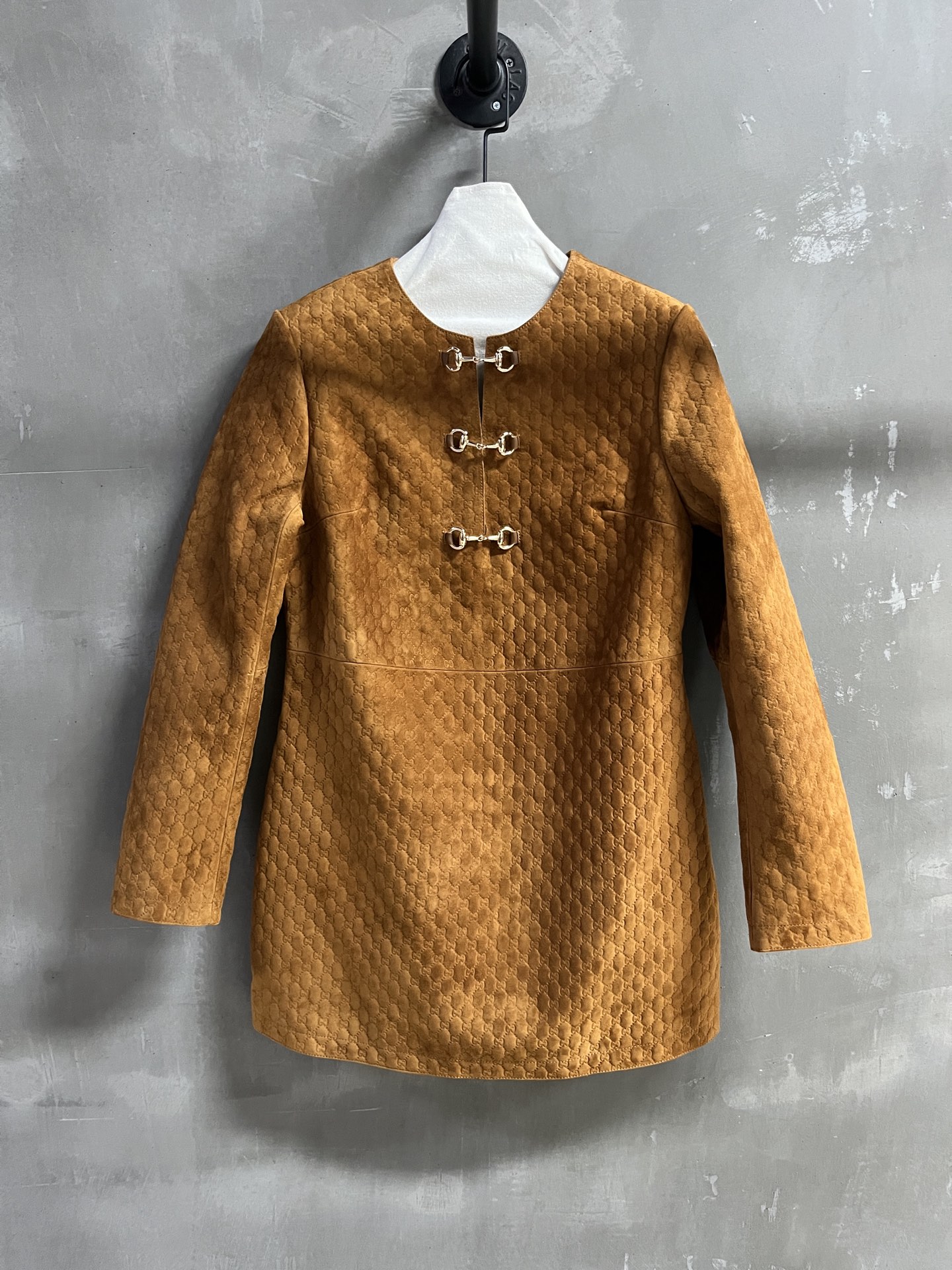 NO:636775,Introduction to Gucc* | 2025 new autumn clothing The best dress item of this season!  Classic retro presbyopia design, slim fit, versatile and fashionable!  - MATERIAL material - leather imported Turkish mixed sheepskin size M-19860909Gucc*简介｜2025秋装新品 本季度最佳连衣裙单品！经典复古老花设计 显瘦版型不挑人百搭又时髦！ - MATERIAL 材质 - 皮面进口土耳其混种羊皮 size M- XL M码胸围94 衣长74 袖长60 肩宽40 price,古驰-服装,gucci,gucci,skirts,sheepskin,alexander wang,Women's clothing