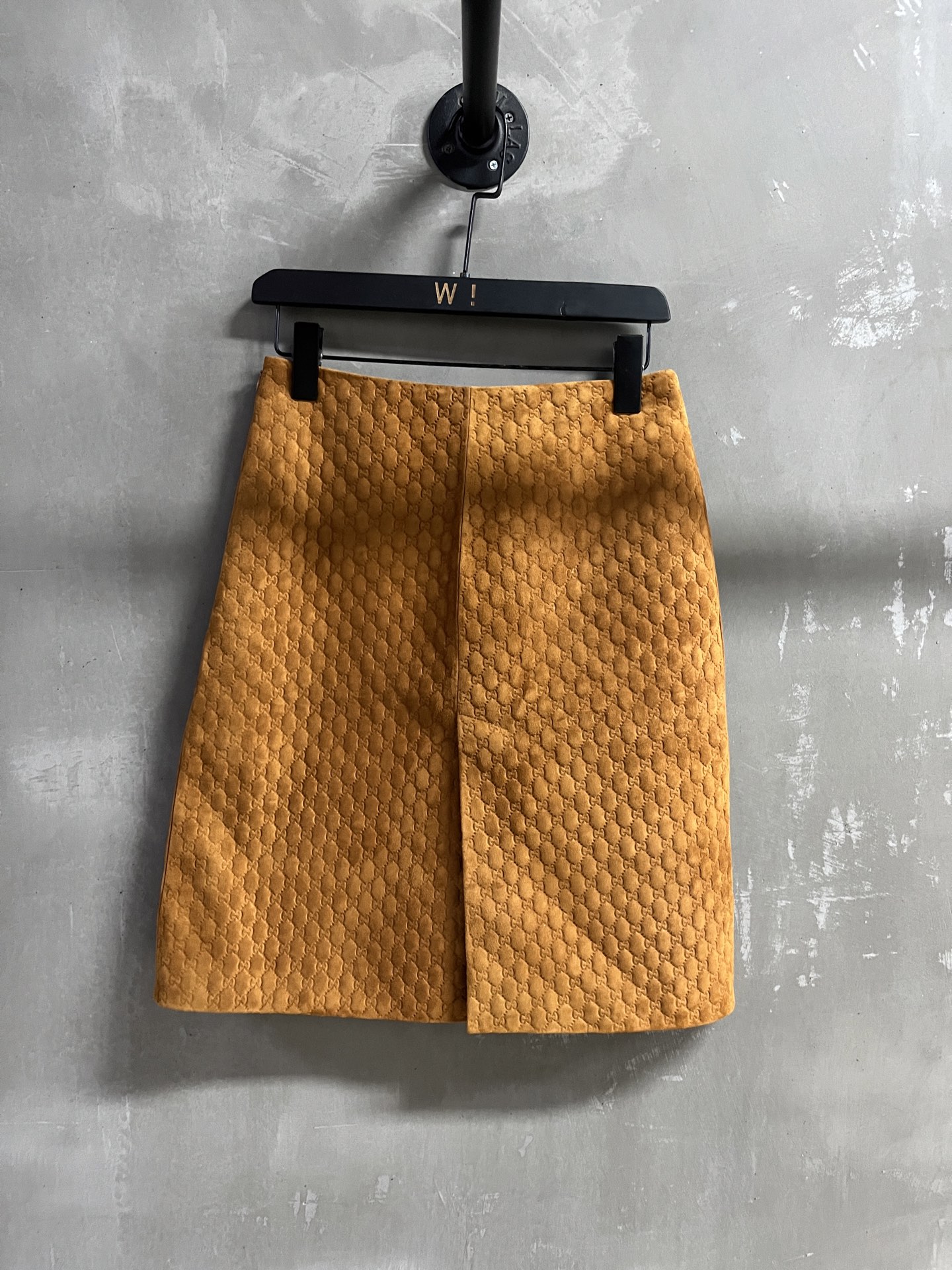 NO:636778,Introduction to Gucc*｜2025 new autumn clothing products The best skirt item of this season!  Classic retro presbyopia design, slim fit, versatile and fashionable!  - MATERIAL - Leather imported Turkish mixed sheepskin size M-19860909Gucc*简介｜2025秋装新品 本季度最佳半裙单品！经典复古老花设计 显瘦版型不挑人百搭又时髦！ - MATERIAL 材质 - 皮面进口土耳其混种羊皮 size M- XL M码腰围68 臀围94 裙长52.5 price,古驰-服装,gucci,gucci,skirts,sheepskin,alexander wang,Women's clothing