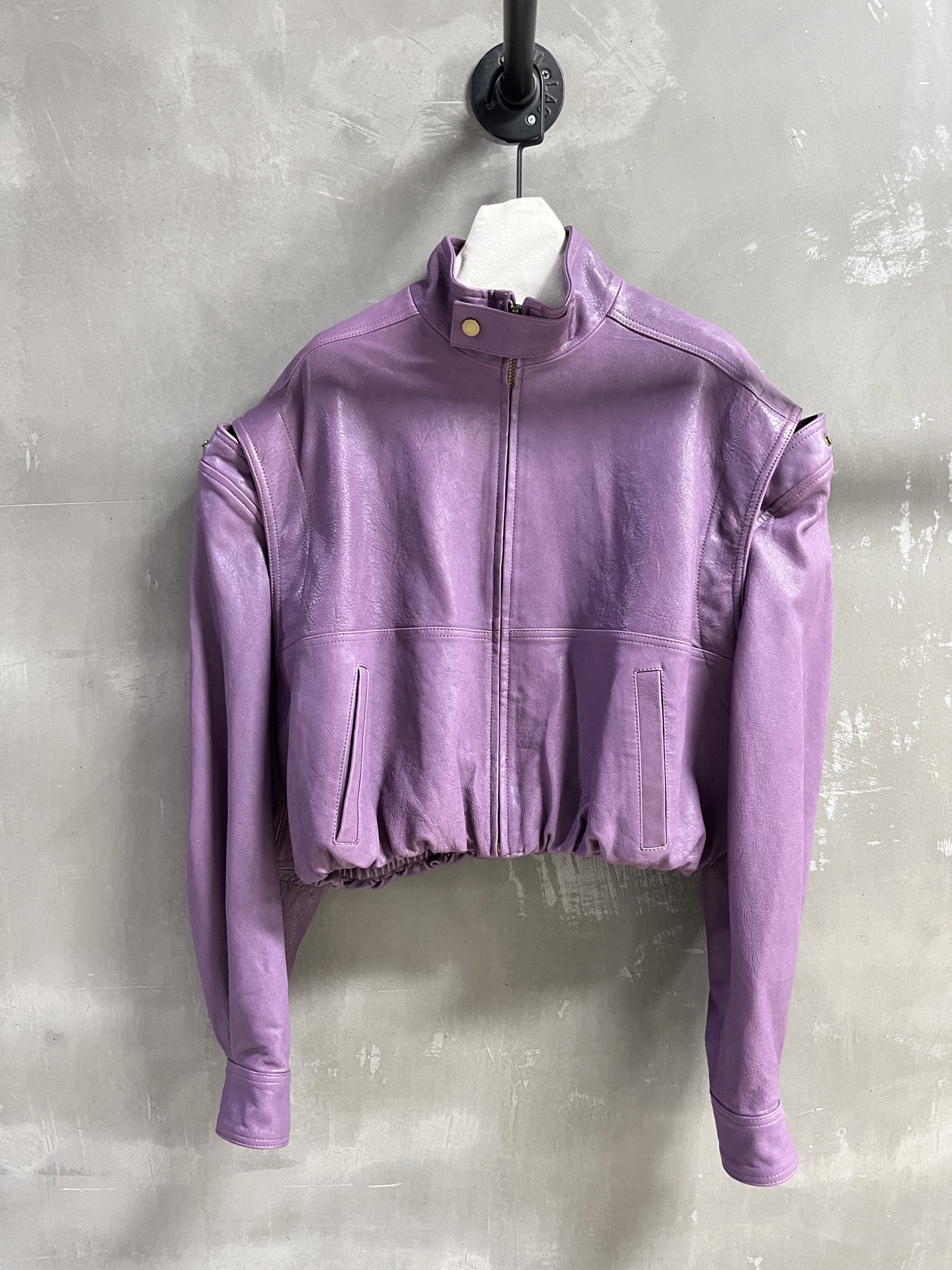 NO:636784,Introduction to Balenci*ga｜2025 new autumn clothing products This season’s best trendy leather clothing items!  Customized goatskin with natural grain, detachable sleeves, simple and elegant design, easy-to-match style, versatile and fashionable!  - MATERIAL material - leather imported goatskin natural grain size S- L19860909Balenci*ga简介｜2025秋装新品 本季度最佳潮人皮衣单品！定制山羊皮自然纹 可拆卸袖子设计简约腔调十足 版型不挑人百搭又时髦！ - MATERIAL 材质 - 皮面进口山羊皮自然纹 size S- L M码胸围132肩宽55衣长50袖长63 price,巴黎世家-服装,balenciaga,balenciaga,leather jacket,sheepskin,alexander wang,Women's clothing