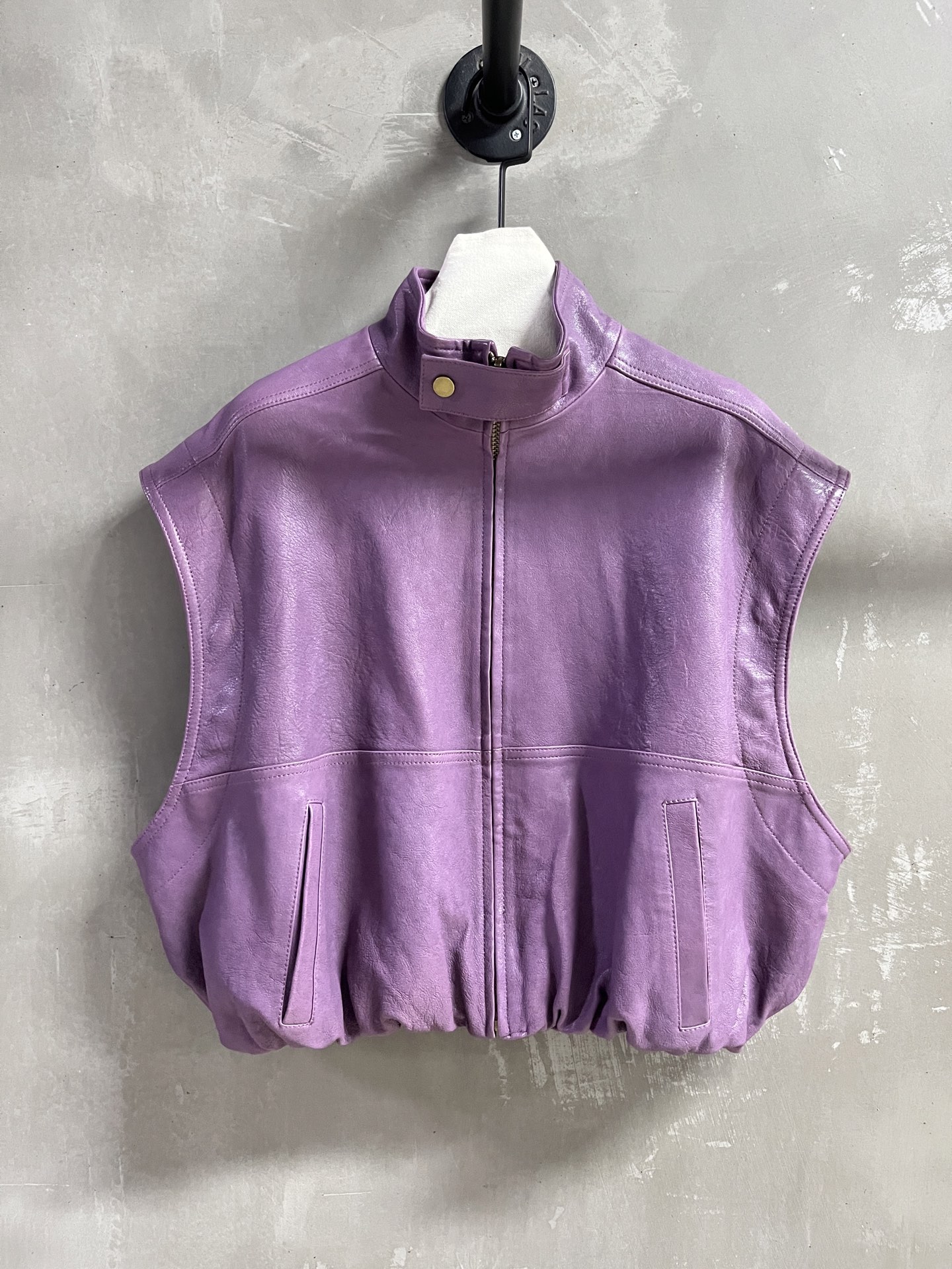 NO:636787,Real shot of the vest after taking off the vest. Introduction to Balenci*ga｜2025 new autumn clothing, the best trendy leather clothing item this season!  Customized goatskin with natural grain, detachable sleeves, simple and elegant design, easy-to-match style, versatile and fashionable!  - MATERIAL material - leather imported goatskin natural grain size S- L19860909脱卸后马甲实拍 Balenci*ga简介｜2025秋装新品 本季度最佳潮人皮衣单品！定制山羊皮自然纹 可拆卸袖子设计简约腔调十足 版型不挑人百搭又时髦！ - MATERIAL 材质 - 皮面进口山羊皮自然纹 size S- L M码胸围132肩宽55衣长50袖长63 price,巴黎世家-服装,balenciaga,balenciaga,leather jacket,sheepskin,alexander wang,Women's clothing