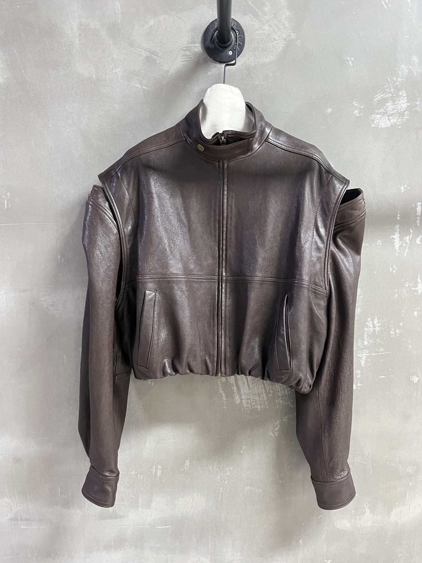 NO:636790,Introduction to Balenci*ga｜2025 new autumn clothing products This season’s best trendy leather clothing items!  Customized goatskin with natural grain, detachable sleeves, simple and elegant design, easy-to-match style, versatile and fashionable!  - MATERIAL material - leather imported goatskin natural grain size S- L19860909Balenci*ga简介｜2025秋装新品 本季度最佳潮人皮衣单品！定制山羊皮自然纹 可拆卸袖子设计简约腔调十足 版型不挑人百搭又时髦！ - MATERIAL 材质 - 皮面进口山羊皮自然纹 size S- L M码胸围132肩宽55衣长50袖长63 price,巴黎世家-服装,balenciaga,balenciaga,leather jacket,sheepskin,alexander wang,Women's clothing