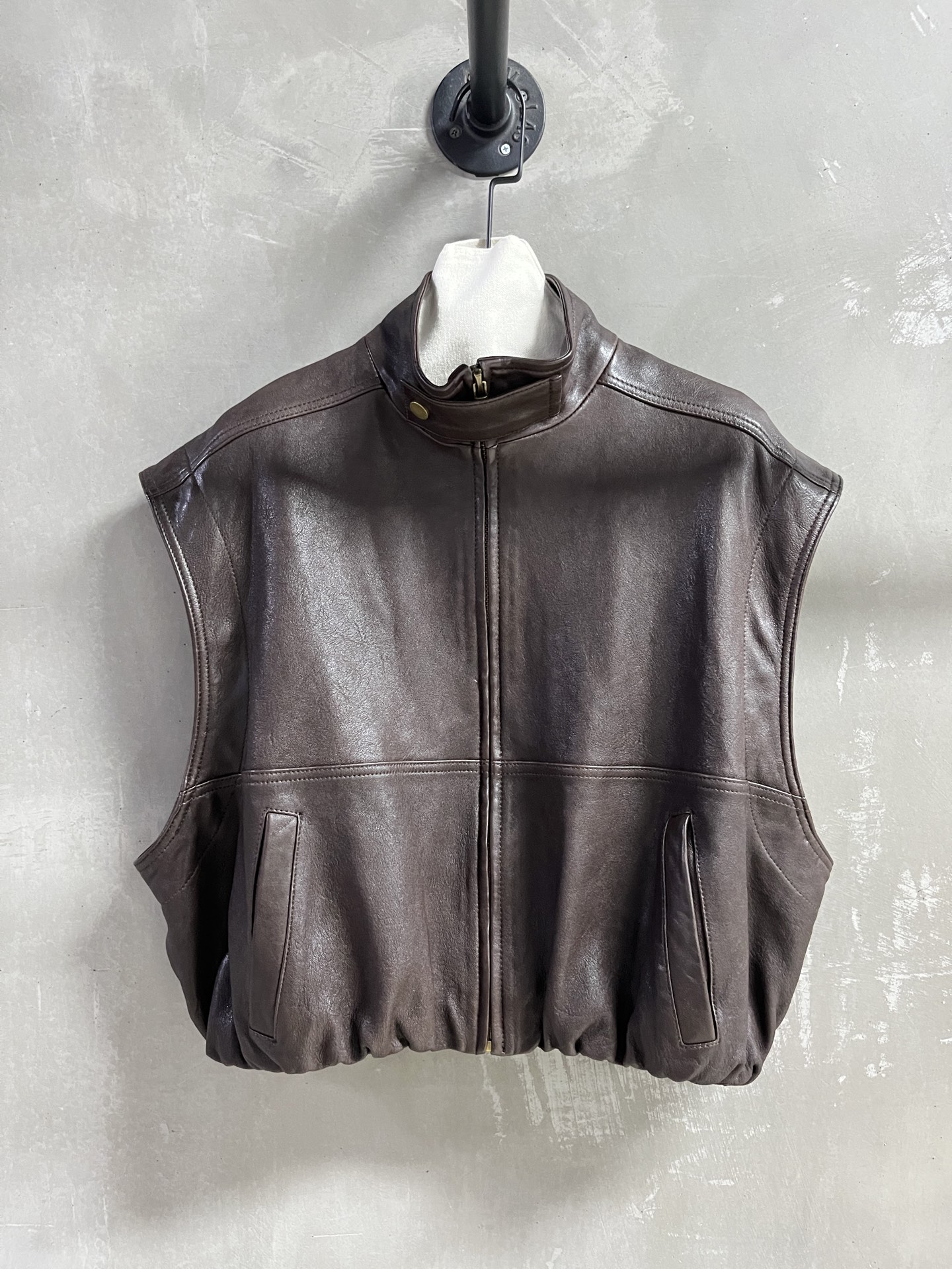 NO:636793,Real shot of the vest after taking off the vest. Introduction to Balenci*ga｜2025 new autumn clothing, the best trendy leather clothing item this season!  Customized goatskin with natural grain, detachable sleeves, simple and elegant design, easy-to-match style, versatile and fashionable!  - MATERIAL material - leather imported goatskin natural grain size S- L19860909脱卸后马甲实拍 Balenci*ga简介｜2025秋装新品 本季度最佳潮人皮衣单品！定制山羊皮自然纹 可拆卸袖子设计简约腔调十足 版型不挑人百搭又时髦！ - MATERIAL 材质 - 皮面进口山羊皮自然纹 size S- L M码胸围132肩宽55衣长50袖长63 price,巴黎世家-服装,balenciaga,balenciaga,leather jacket,sheepskin,alexander wang,Women's clothing