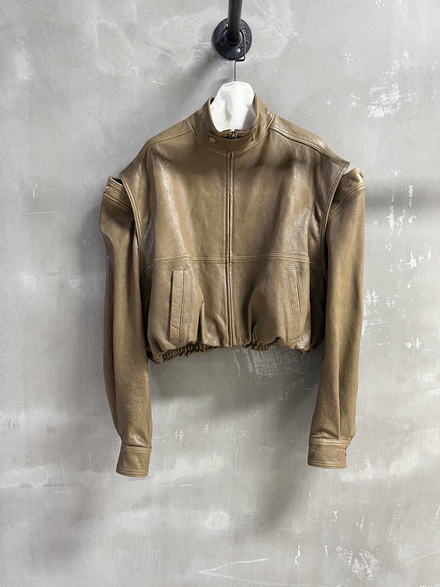 NO:636794,Introduction to Balenci*ga｜2025 new autumn clothing products This season’s best trendy leather clothing items!  Customized goatskin with natural grain, detachable sleeves, simple and elegant design, easy-to-match style, versatile and fashionable!  - MATERIAL material - leather imported goatskin natural grain size S- L19860909Balenci*ga简介｜2025秋装新品 本季度最佳潮人皮衣单品！定制山羊皮自然纹 可拆卸袖子设计简约腔调十足 版型不挑人百搭又时髦！ - MATERIAL 材质 - 皮面进口山羊皮自然纹 size S- L M码胸围132肩宽55衣长50袖长63 price,巴黎世家-服装,balenciaga,balenciaga,leather jacket,sheepskin,alexander wang,Women's clothing