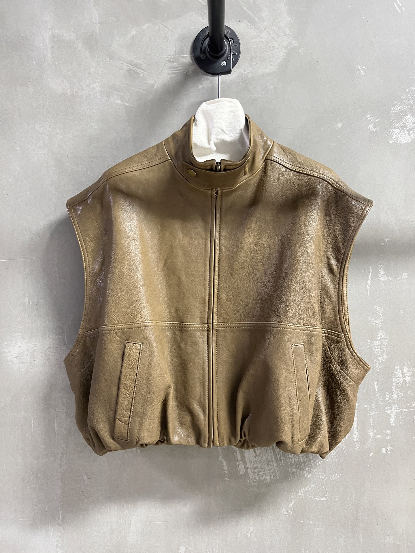 NO:636796,Real shot of the vest after taking off the vest. Introduction to Balenci*ga｜2025 new autumn clothing, the best trendy leather clothing item this season!  Customized goatskin with natural grain, detachable sleeves, simple and elegant design, easy-to-match style, versatile and fashionable!  - MATERIAL material - leather imported goatskin natural grain size S- L19860909脱卸后马甲实拍 Balenci*ga简介｜2025秋装新品 本季度最佳潮人皮衣单品！定制山羊皮自然纹 可拆卸袖子设计简约腔调十足 版型不挑人百搭又时髦！ - MATERIAL 材质 - 皮面进口山羊皮自然纹 size S- L M码胸围132肩宽55衣长50袖长63 price,巴黎世家-服装,balenciaga,balenciaga,leather jacket,sheepskin,alexander wang,Women's clothing