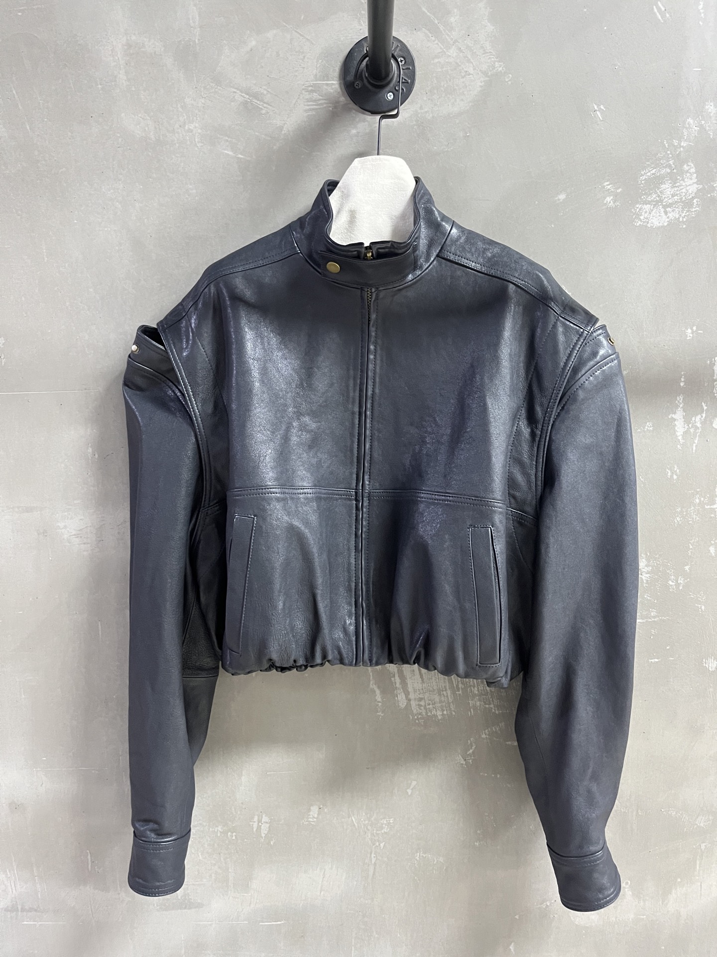 NO:636798,Introduction to Balenci*ga｜2025 new autumn clothing products This season’s best trendy leather clothing items!  Customized goatskin with natural grain, detachable sleeves, simple and elegant design, easy-to-match style, versatile and fashionable!  - MATERIAL material - leather imported goatskin natural grain size S- L19860909Balenci*ga简介｜2025秋装新品 本季度最佳潮人皮衣单品！定制山羊皮自然纹 可拆卸袖子设计简约腔调十足 版型不挑人百搭又时髦！ - MATERIAL 材质 - 皮面进口山羊皮自然纹 size S- L M码胸围132肩宽55衣长50袖长63 price,巴黎世家-服装,balenciaga,balenciaga,leather jacket,sheepskin,alexander wang,Women's clothing