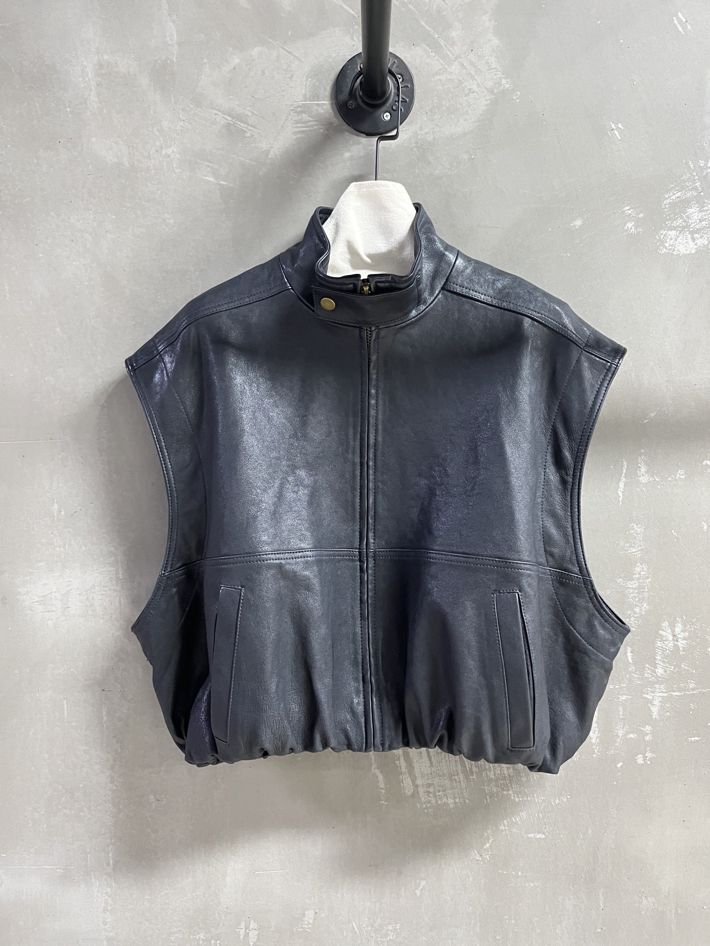 NO:636800,Real shot of the vest after taking off the vest. Introduction to Balenci*ga｜2025 new autumn clothing, the best trendy leather clothing item this season!  Customized goatskin with natural grain, detachable sleeves, simple and elegant design, easy-to-match style, versatile and fashionable!  - MATERIAL material - leather imported goatskin natural grain size S- L19860909脱卸后马甲实拍 Balenci*ga简介｜2025秋装新品 本季度最佳潮人皮衣单品！定制山羊皮自然纹 可拆卸袖子设计简约腔调十足 版型不挑人百搭又时髦！ - MATERIAL 材质 - 皮面进口山羊皮自然纹 size S- L M码胸围132肩宽55衣长50袖长63 price,巴黎世家-服装,balenciaga,balenciaga,leather jacket,sheepskin,alexander wang,Women's clothing