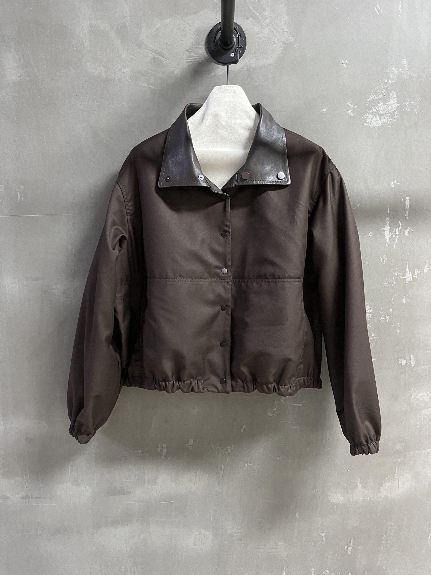 NO:636804,Introduction to LEMAIRE｜2025 Early Autumn New Products This season’s best leather items!  The style is versatile and fashionable!  Classic reversible - MATERIAL material - leather imported Turkish ultra-thin vegetable tanned lambskin size S-19860909LEMAIRE简介｜2025早秋新品 本季度最佳皮衣单品！版型不挑人百搭又时髦！经典两面穿 - MATERIAL 材质 - 皮面进口土耳其超薄植鞣小羊皮 size Ｓ- XL M码胸围126 衣长56 袖长59 肩宽51 price,女装,leather jacket,sheepskin,alexander wang,Women's clothing