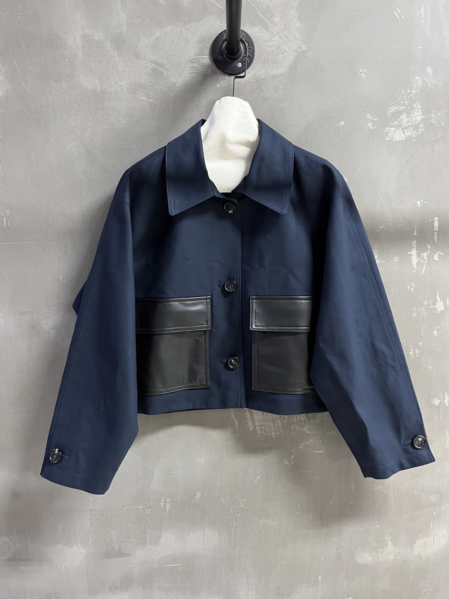 NO:636806,BV Introduction｜2025 New Autumn Clothing Products This season’s best outerwear items!  The original custom-made version is versatile and fashionable!  - MATERIAL - Leather imported original high-knit density fabric size S- L19860909BV简介｜2025秋装新品 本季度最佳外套单品！原版订制 版型不挑人百搭又时髦！ - MATERIAL 材质 - 皮面进口原版高织数密度面料 sizeＳ- L M码胸围120 衣长54 连肩袖长73 price,女装,bottega veneta,jackets & coats,alexander wang,Women's clothing