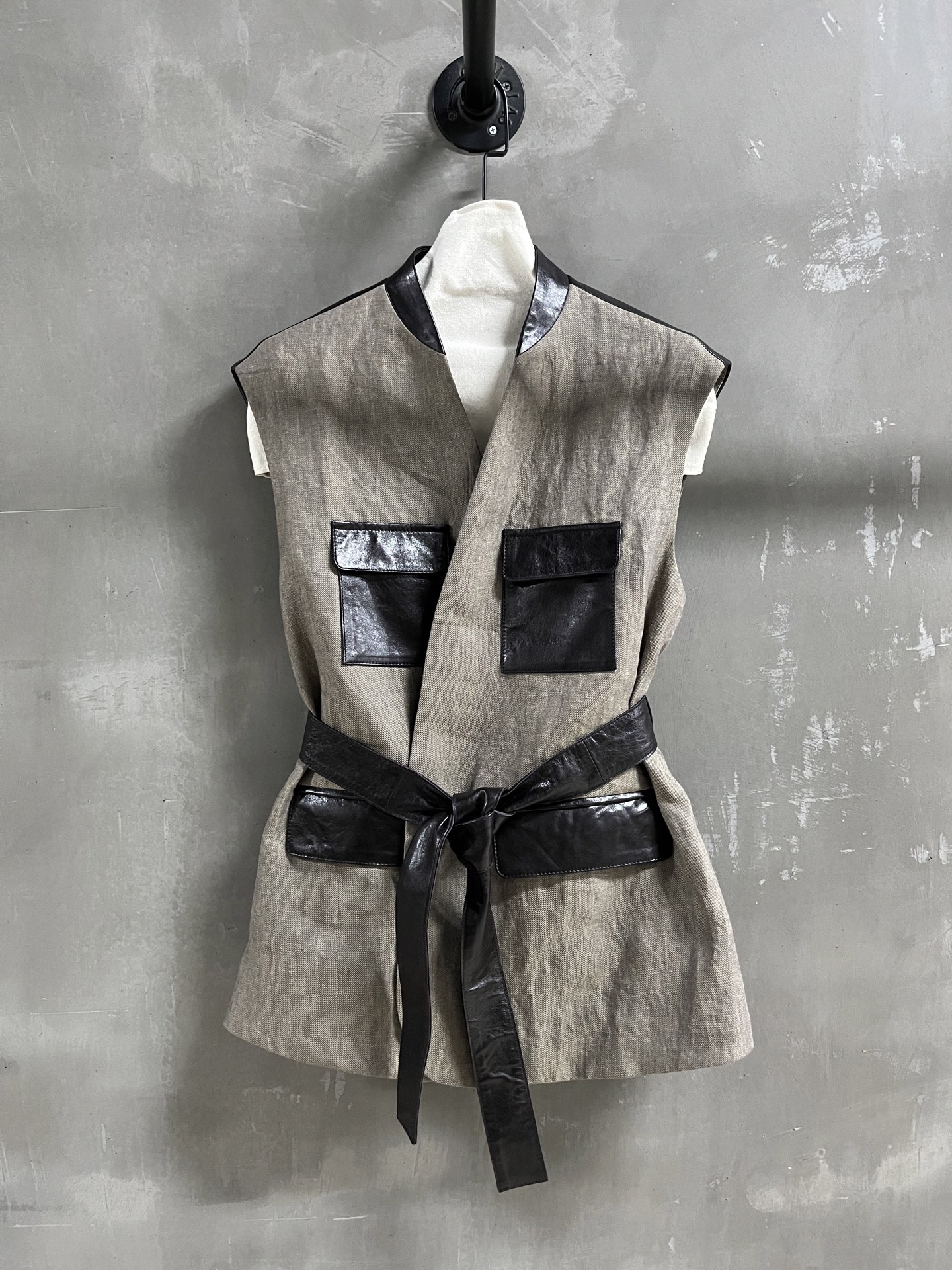 NO:636808,BC Introduction｜2025 New Autumn Clothing Products This season’s best vest item!  Classic old money style design, loose fit, versatile and fashionable!  - MATERIAL - Leather imported Turkish waxed lambskin Fabric 50 hemp 50 linen size S- L M size bust 110 length 67 shoulder width 46, women's clothing, sheepskin, alexander wang19860909BC简介｜2025秋装新品 本季度最佳马甲单品！经典老钱风设计 宽松版型不挑人百搭又时髦！ - MATERIAL 材质 - 皮面进口土耳其油蜡小羊皮 面料50汉麻 50亚麻 size S- L M码胸围110衣长67 肩宽46,女装,sheepskin,alexander wang,Women's clothing