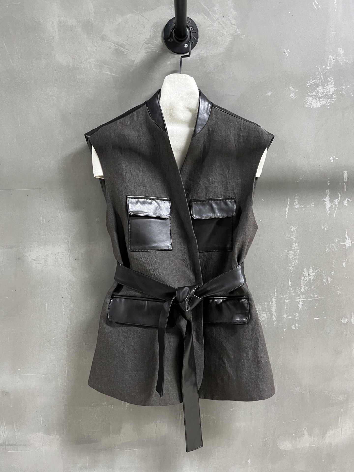 NO:636810,BC Introduction｜2025 New Autumn Clothing Products This season’s best vest item!  Classic old money style design, loose fit, versatile and fashionable!  - MATERIAL - Leather imported Turkish waxed lambskin Fabric 50 hemp 50 linen size S- L M size bust 110 length 67 shoulder width 46 price, women's clothing, sheepskin, alexander wang19860909BC简介｜2025秋装新品 本季度最佳马甲单品！经典老钱风设计 宽松版型不挑人百搭又时髦！ - MATERIAL 材质 - 皮面进口土耳其油蜡小羊皮 面料50汉麻 50亚麻 size S- L M码胸围110衣长67 肩宽46 price,女装,sheepskin,alexander wang,Women's clothing