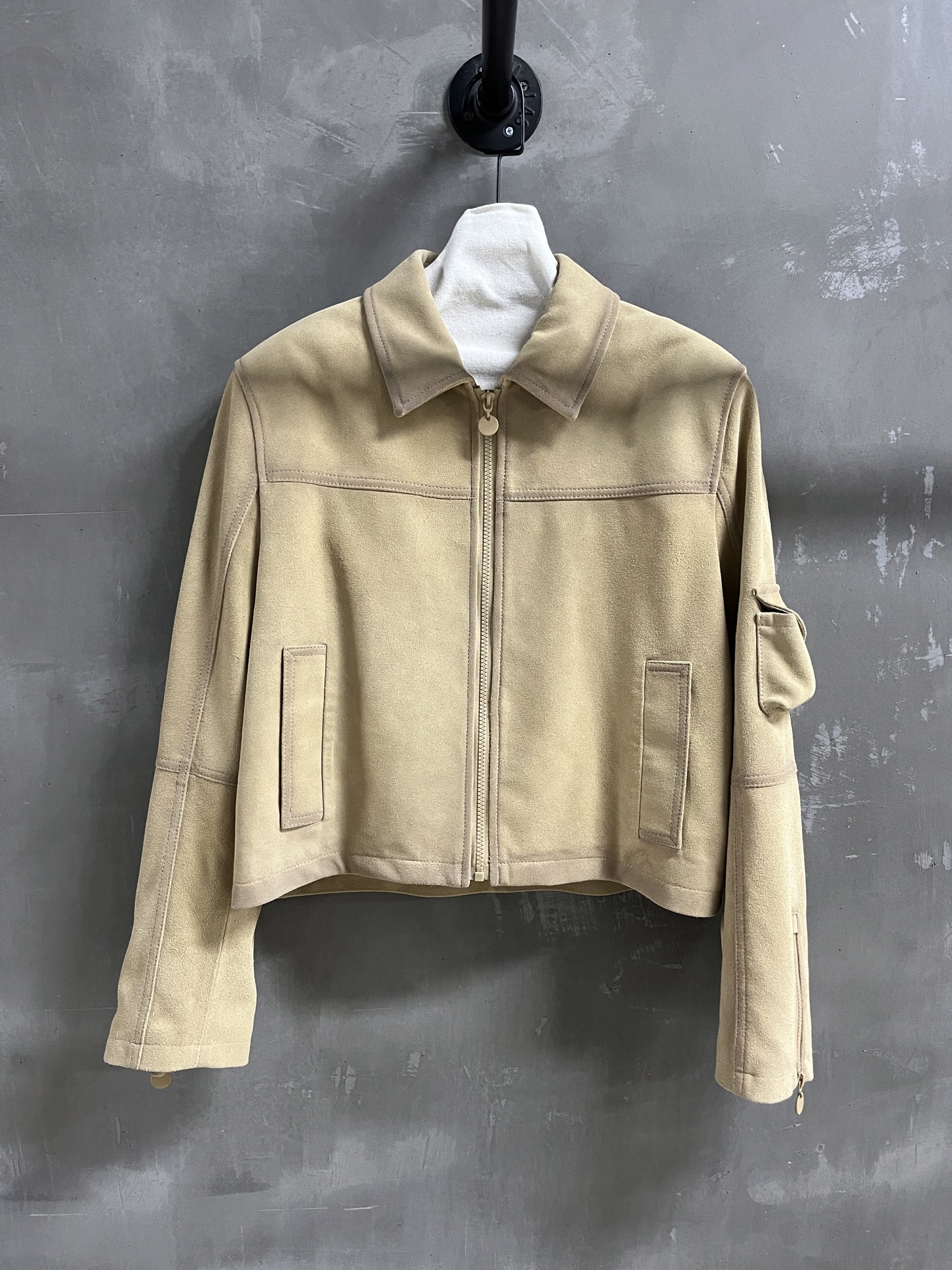 NO:636812,Introduction to MiuMi*｜2025 new autumn clothing products The best outerwear items of this season!  Classic small lapel jacket design, hand-painted spray strips, retro style, slim fit, versatile and fashionable!  - MATERIAL material - leather imported American cowhide suede size S- L19860909MiuMi*简介｜2025秋装新品 本季度最佳外套单品！经典小翻领夹克设计 手绘喷条复古做旧 显瘦版型不挑人百搭又时髦！ - MATERIAL 材质 - 皮面进口美国牛皮绒面 size S- L M码胸围116 衣长56 肩宽46 袖长64 price,缪缪-服装,miumiu,jackets & coats,jackets & coats,cowhide,alexander wang,Women's clothing