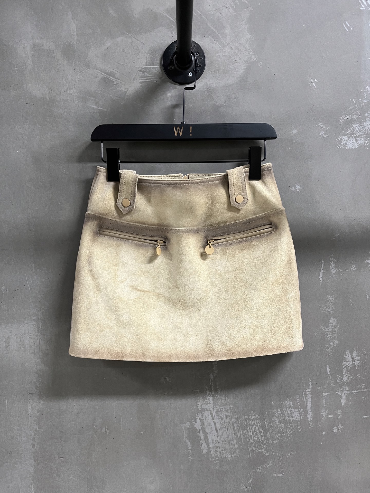 NO:636795,Introduction to MiuMi*｜2025 new autumn clothing products The best skirt item of this season!  The hand-painted spray strips are retro and distressed, and the slim version is versatile and fashionable!  - MATERIAL material - leather imported American cowhide suede size M-19860909MiuMi*简介｜2025秋装新品 本季度最佳半裙单品！手绘喷条复古做旧 显瘦版型不挑人百搭又时髦！ - MATERIAL 材质 - 皮面进口美国牛皮绒面 size M- XL M码腰围68 臀围92 裙长36 price,缪缪-服装,miumiu,skirts,cowhide,alexander wang,Women's clothing