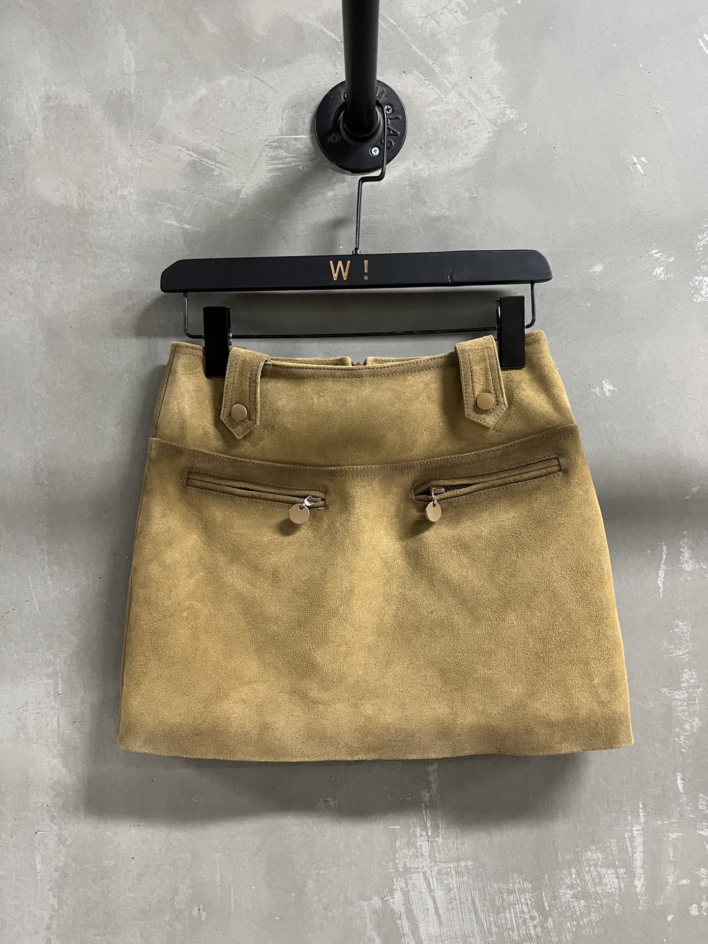 NO:636799,Introduction to MiuMi*｜2025 new autumn clothing products The best skirt item of this season!  The hand-painted spray strips are retro and distressed, and the slim version is versatile and fashionable!  - MATERIAL material - leather imported American cowhide suede size M-19860909MiuMi*简介｜2025秋装新品 本季度最佳半裙单品！手绘喷条复古做旧 显瘦版型不挑人百搭又时髦！ - MATERIAL 材质 - 皮面进口美国牛皮绒面 size M- XL M码腰围68 臀围92 裙长36,缪缪-服装,miumiu,skirts,cowhide,alexander wang,Women's clothing