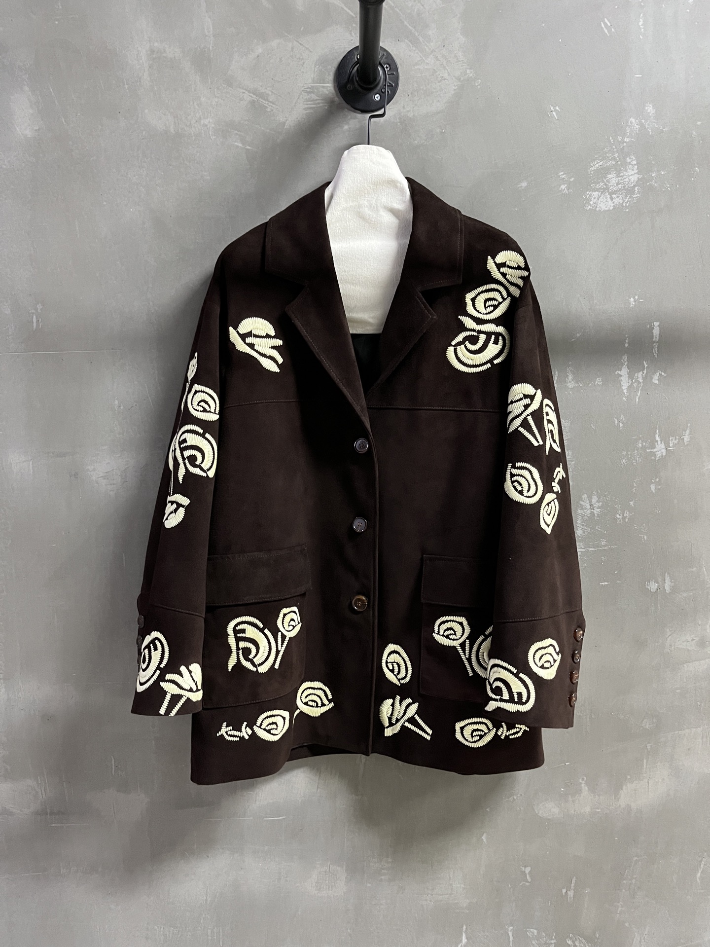 NO:636801,Introduction to Ermanno Scervino｜2025 new autumn clothing The best outerwear item of this season!  Classic King of Lace design, heavy-duty embroidery with thousands of needles, slim fit, versatile and fashionable!  - MATERIAL Material - leather imported Turkish mixed cashmere surface size S- L M size bust 120 length 77 shoulder width 55 sleeve length 54 price, women's clothing, jackets & coats, alexander wang19860909Ermanno Scervino简介｜2025秋装新品 本季度最佳外套单品！经典蕾丝之王设计 万针重工刺绣 显瘦版型不挑人百搭又时髦！ - MATERIAL 材质 - 皮面进口土耳其混种羊绒面 size S- L M码胸围120 衣长77 肩宽55 袖长54 price,女装,jackets & coats,alexander wang,Women's clothing