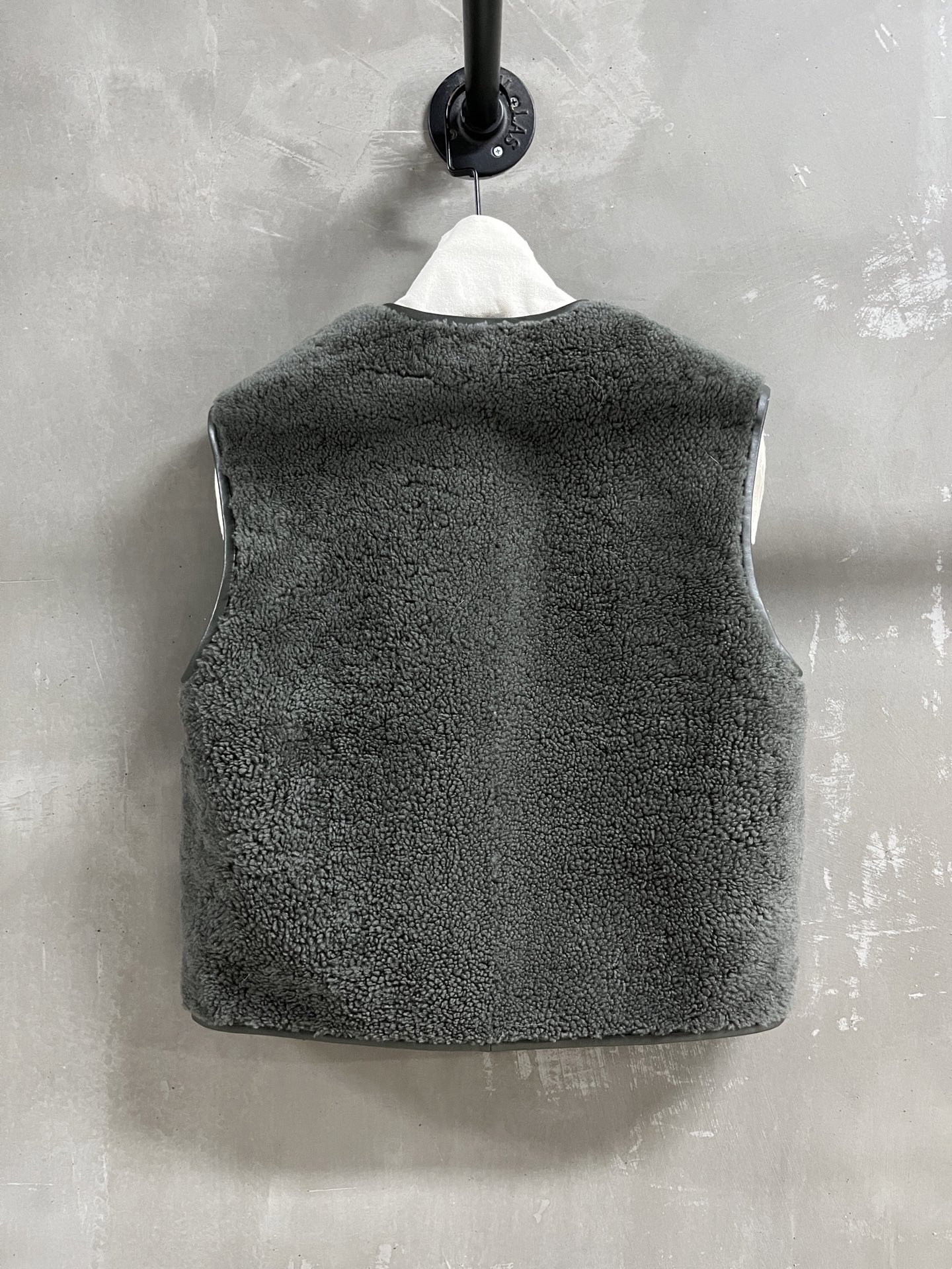 Stylish Sheepskin Vest: Timeless, Versatile, and Chic - Perfect for Fall 2025 10 i1755963092910 1585 0 8