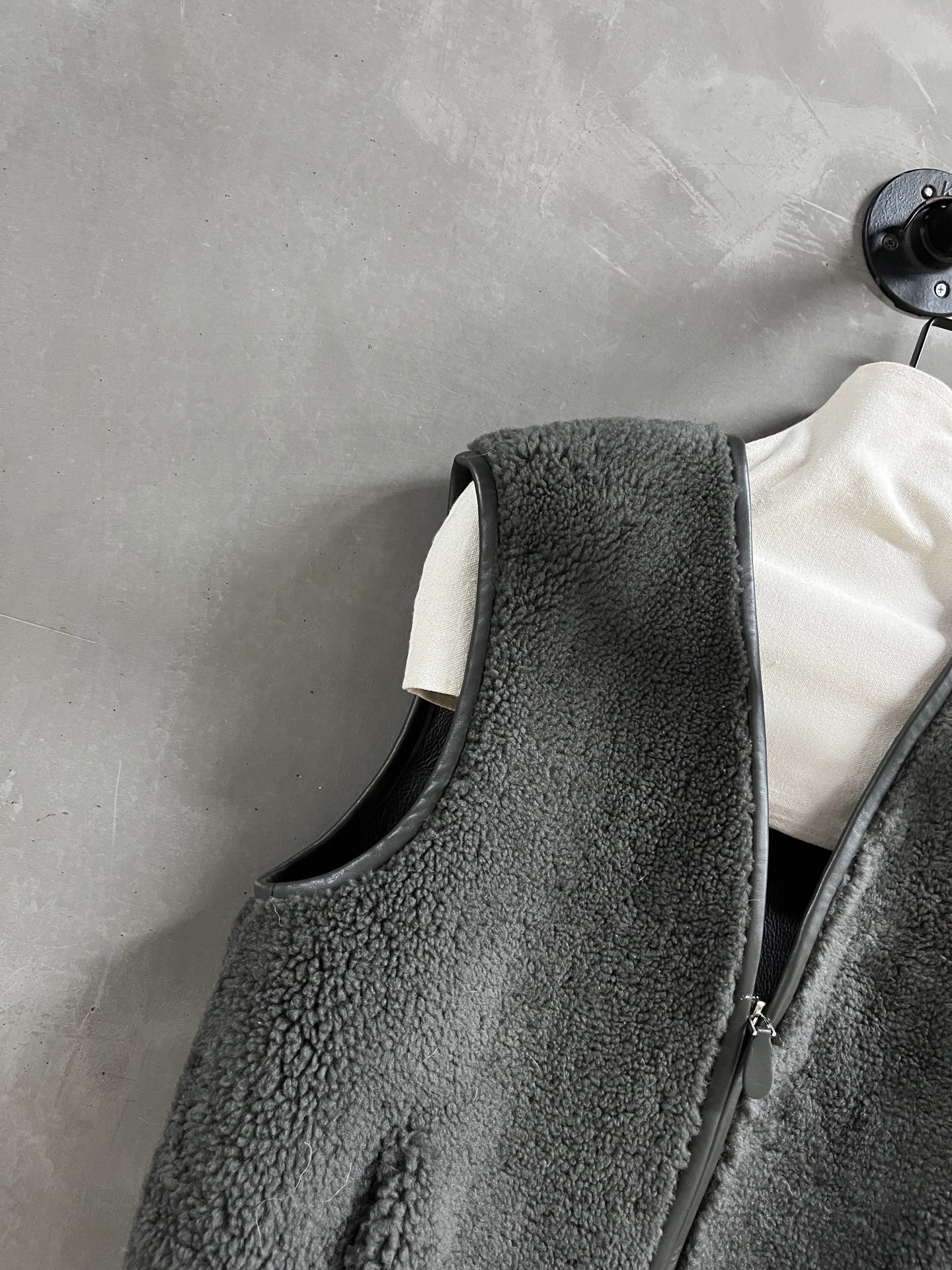 Stylish Sheepskin Vest: Timeless, Versatile, and Chic - Perfect for Fall 2025 5 i1755963092971 2041 0 2