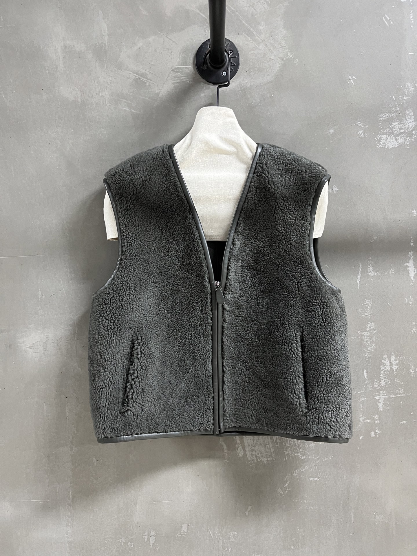 Stylish Sheepskin Vest: Timeless, Versatile, and Chic - Perfect for Fall 2025 3 i1755963097916 8751 0 0