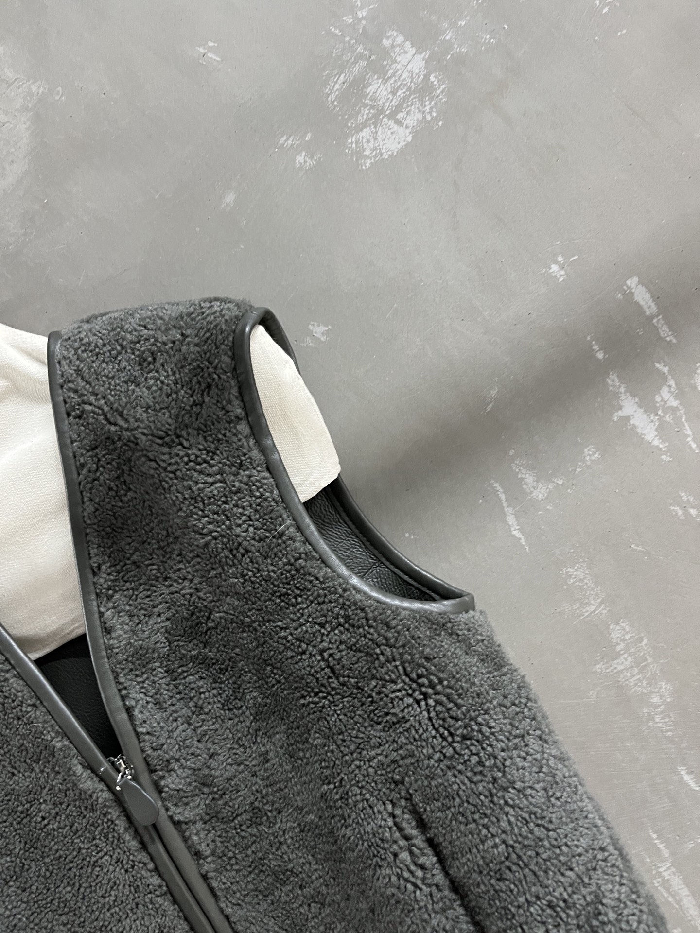 Stylish Sheepskin Vest: Timeless, Versatile, and Chic - Perfect for Fall 2025 4 i1755963097985 8085 0 1