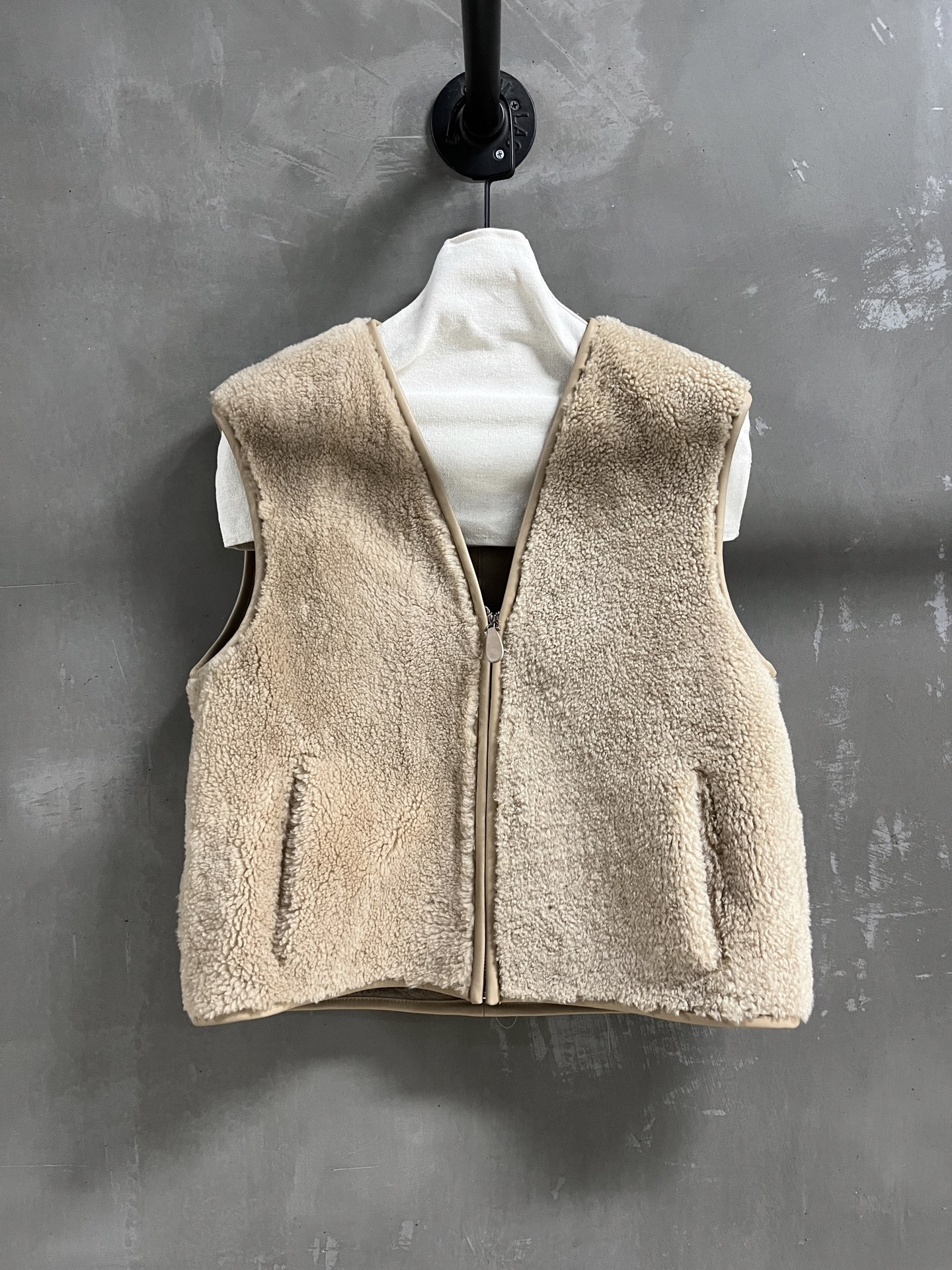NO:636803,BV Introduction｜2025 New Autumn Clothing Products This season’s best vest item!  The original custom-made version is versatile and fashionable!  - MATERIAL - Leather imported Lagon wool and fur all in one sizeＳ-19860909BV简介｜2025秋装新品 本季度最佳马甲单品！原版订制 版型不挑人百搭又时髦！ - MATERIAL 材质 - 皮面进口拉贡羊毛皮毛一体 sizeＳ- XL M码胸围100 肩宽43 衣长53 price,葆蝶家-服装,bottega veneta,bottega veneta,alexander wang,Women's clothing