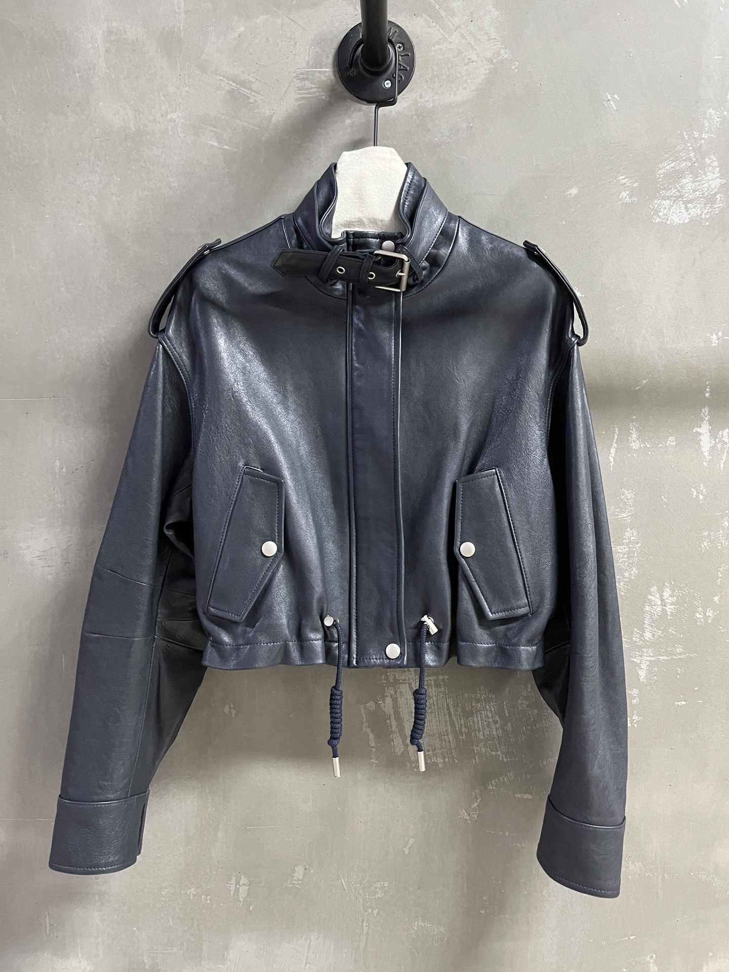 NO:636805,Introduction to Ac*e Studio｜2025 New Autumn Clothing Products This season’s best outerwear items!  Original custom-made, sweet and cool retro style, easy-to-match and fashionable version!  - MATERIAL - Leather imported goatskin with natural grain sizeＳ- L19860909Ac*e Studio简介｜2025秋装新品 本季度最佳外套单品！原版订制 甜酷风复古气质,版型不挑人百搭又时髦！ - MATERIAL 材质 - 皮面进口山羊皮自然纹 sizeＳ- L M码胸围110 衣长46 肩宽52 袖长54 price,女装,dior,jackets & coats,sheepskin,alexander wang,Women's clothing