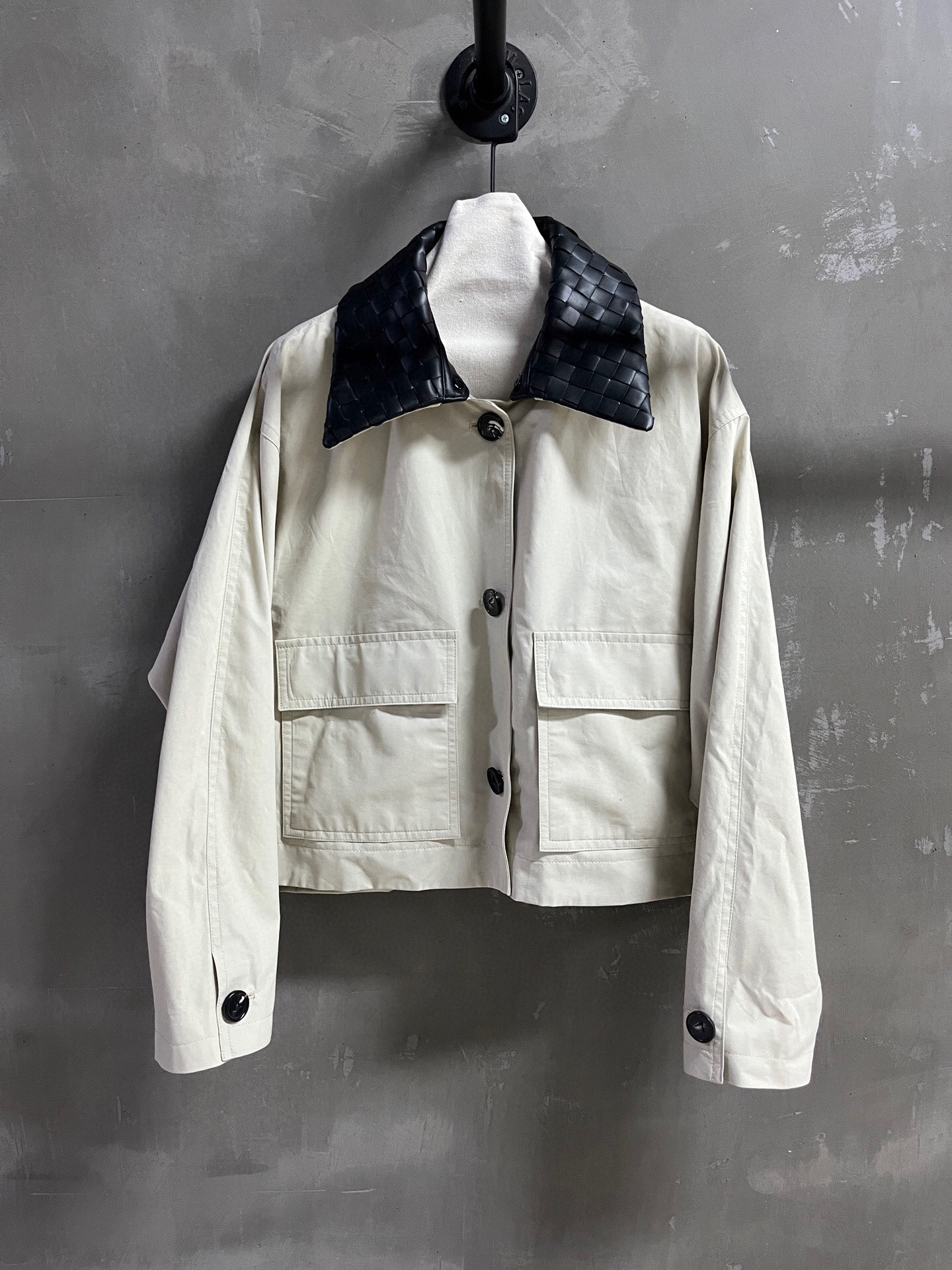 NO:636807,BV Introduction｜2025 New Autumn Clothing Products This season’s best outerwear items!  Original custom-made retro denim Barn style lambskin woven splicing fabric, easy to match, versatile and fashionable!  - MATERIAL material - leather imported original high weave density fabric size S - L M size bust 134 length 55 raglan sleeve length 76 price, Bottega Veneta - clothing, bottega veneta, bottega veneta, jackets & coats, sheepskin, alexander wang19860909BV简介｜2025秋装新品 本季度最佳外套单品！原版订制 复古丹宁巴恩风 小羊皮编织拼接面料 版型不挑人百搭又时髦！ - MATERIAL 材质 - 皮面进口原版高织数密度面料 sizeＳ- L M码胸围134衣长55 连肩袖长76 price,葆蝶家-服装,bottega veneta,bottega veneta,jackets & coats,sheepskin,alexander wang,Women's clothing