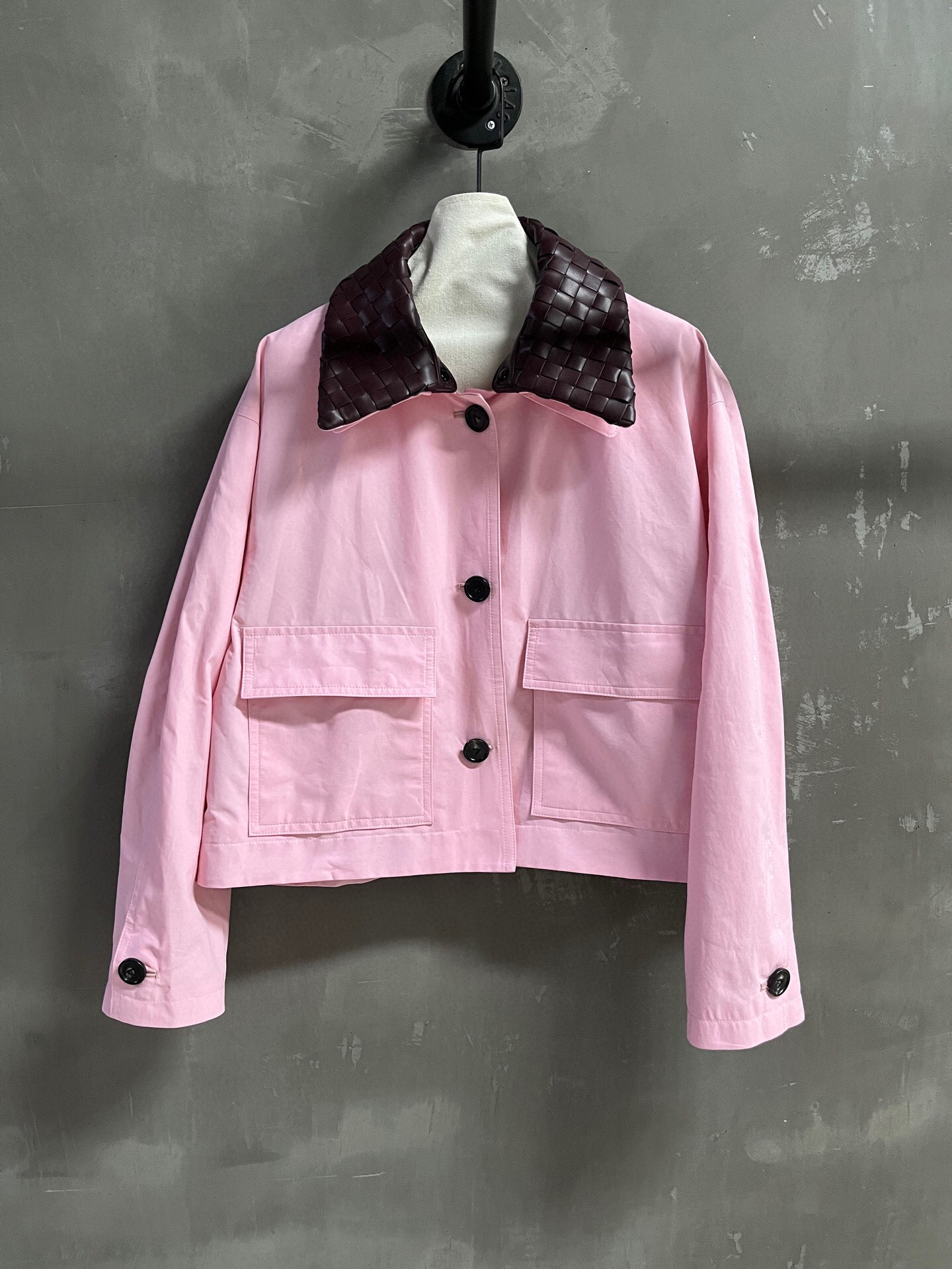 NO:636811,BV Introduction｜2025 New Autumn Clothing Products This season’s best outerwear items!  Original custom-made retro denim Barn style lambskin woven splicing fabric, easy to match, versatile and fashionable!  - MATERIAL material - leather imported original high weave density fabric size S - L M size bust 134 length 55 raglan sleeve length 76 price, Bottega Veneta - clothing, bottega veneta, bottega veneta, jackets & coats, sheepskin, alexander wang19860909BV简介｜2025秋装新品 本季度最佳外套单品！原版订制 复古丹宁巴恩风 小羊皮编织拼接面料 版型不挑人百搭又时髦！ - MATERIAL 材质 - 皮面进口原版高织数密度面料 sizeＳ- L M码胸围134衣长55 连肩袖长76 price,葆蝶家-服装,bottega veneta,bottega veneta,jackets & coats,sheepskin,alexander wang,Women's clothing