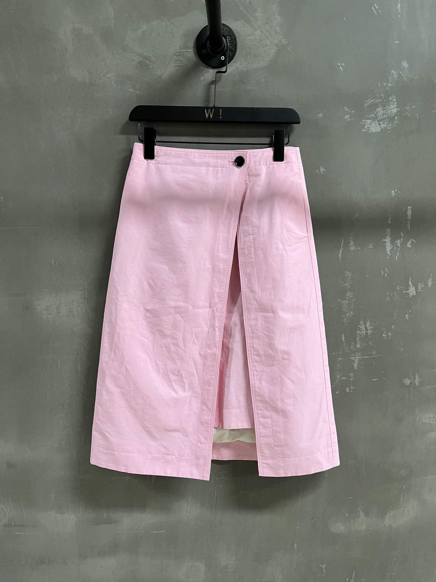 NO:636813,BV Introduction｜2025 New Autumn Clothes The Best Skirts of the Season!  Original custom-made retro denim Barn style, easy to match, versatile and fashionable!  - MATERIAL Material - Leather imported original high-weave density fabric size S-19860909BV简介｜2025秋装新品 本季度最佳半裙单品！原版订制 复古丹宁巴恩风 版型不挑人百搭又时髦！ - MATERIAL 材质 - 皮面进口原版高织数密度面料 sizeＳ- XL M码腰围68 裙长65 臀围102 price,葆蝶家-服装,bottega veneta,bottega veneta,skirts,alexander wang,Women's clothing