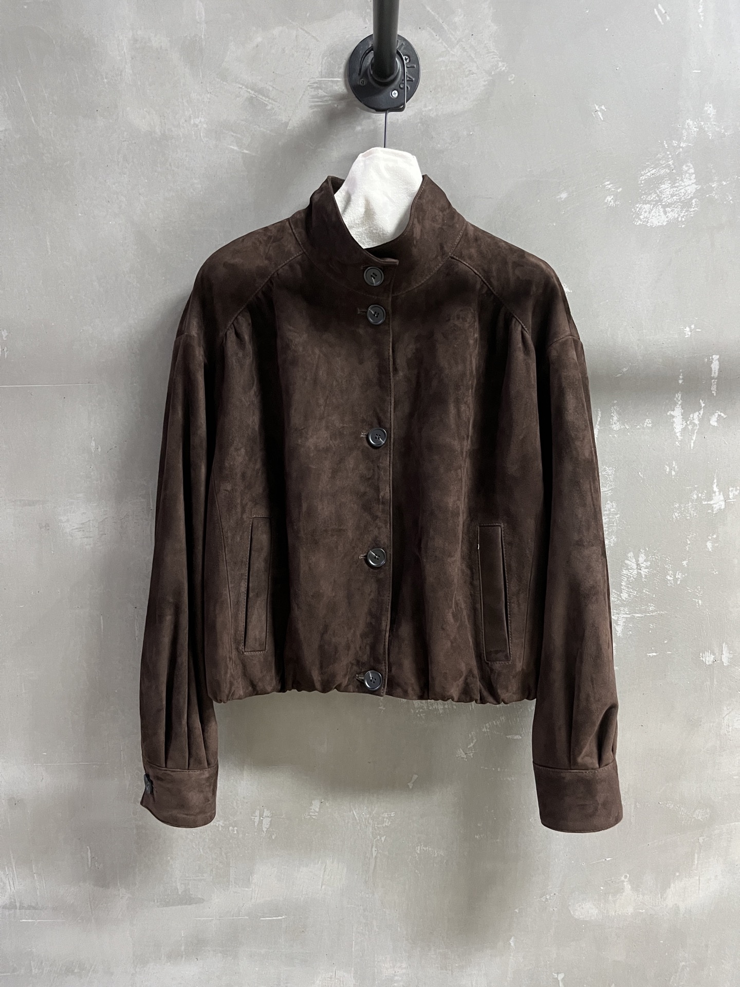 NO:636814,Introduction to Chloé｜2025 Autumn and Winter New Products The best leather clothing items of this season!  Retro commuting, the minimalist version is versatile and fashionable without being picky!  - MATERIAL Material - leather imported Turkish mixed cashmere surface size S-19860909Chloé简介｜2025秋冬新品 本季度最佳皮衣单品！复古通勤 极简版型不挑人百搭又时髦！ - MATERIAL 材质 - 皮面进口土耳其混种羊绒面 size S- XL M码胸围128 衣长54 肩宽58 袖长57 price,女装,chloe,leather jacket,alexander wang,Women's clothing