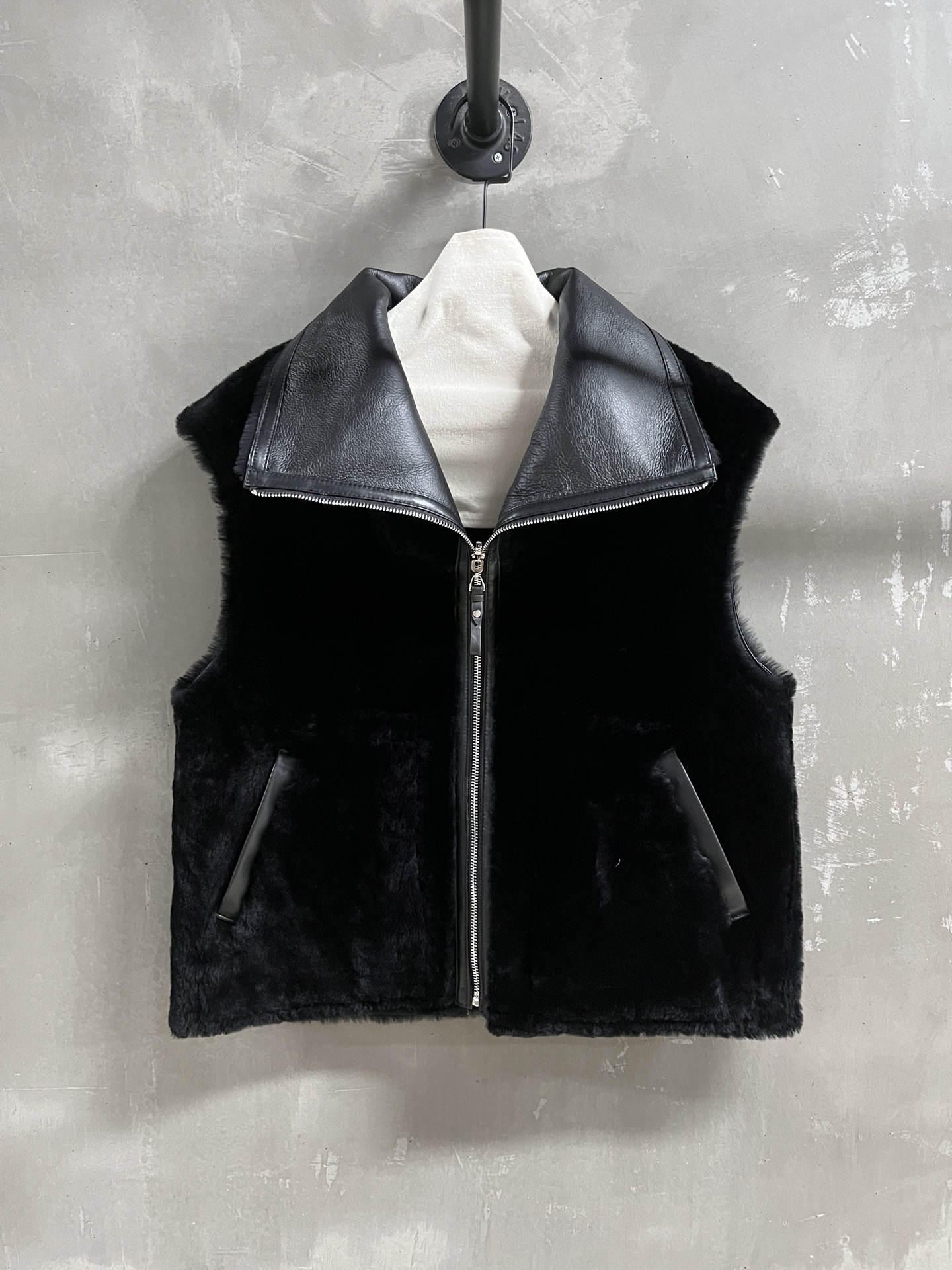 NO:636817,Her*es Introduction | 2025 Autumn and Winter New Products This season’s best fur integrated vest item!  Reversible design, slim fit, versatile and fashionable!  - MATERIAL - Leather imported merino wool and fur all in one size M-19860909Her*es简介｜2025秋冬新品 本季度最佳皮毛一体马甲单品！两面穿设计 显瘦版型不挑人百搭又时髦！ - MATERIAL 材质 - 皮面进口美利奴羊毛皮毛一体 size M- XL M码胸围108 衣长58 肩宽51 price,爱马仕-服装,hermes,alexander wang,Women's clothing