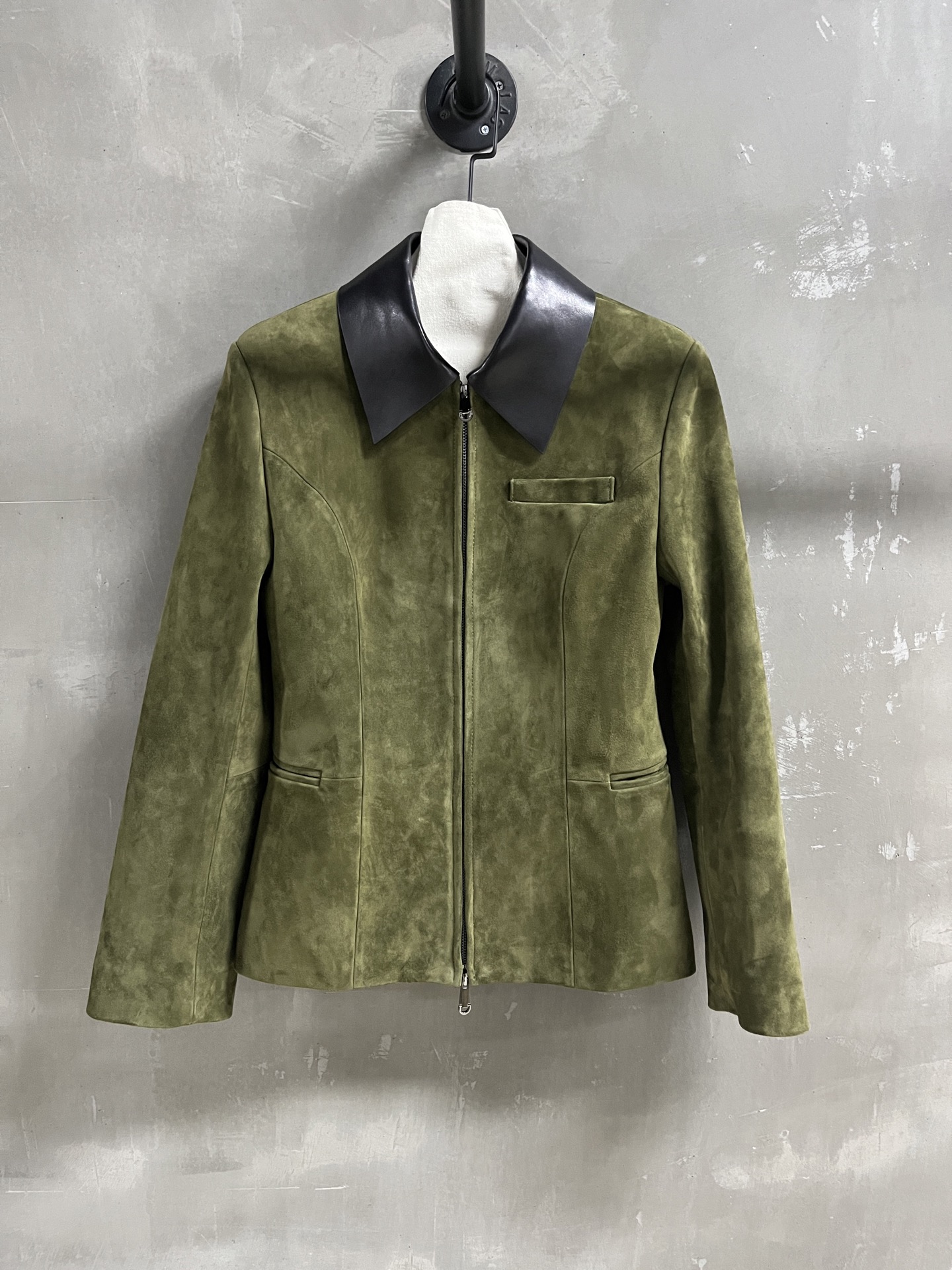 NO:636823,Introduction to Christian D*or｜2025 new autumn clothing The best leather clothing items of this season!  The design is simple and elegant, and the style is versatile and fashionable!  - MATERIAL - Leather imported Turkish mixed lambskin sizeＳ-19860909Christian D*or简介｜2025秋装新品 本季度最佳皮衣单品！设计简约腔调十足 版型不挑人百搭又时髦！ - MATERIAL 材质 - 皮面进口土耳其混种小羊皮 sizeＳ- XL M码胸围96 衣长63 肩宽44 袖长64 price,迪奥-服装,dior,leather jacket,sheepskin,alexander wang,Women's clothing