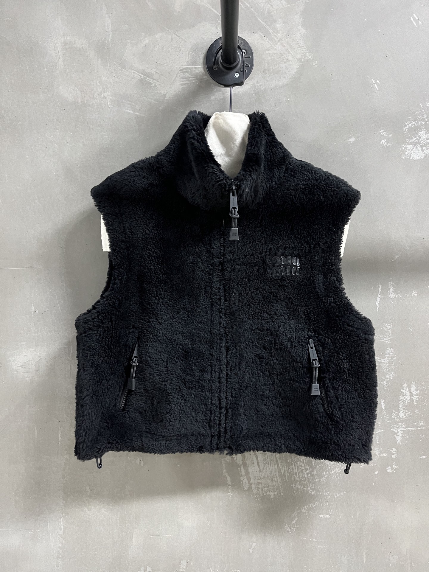 NO:636829,Introduction to MiuMi*｜2025 new autumn clothing products The best vest item of this season!  Classic small stand-up collar, sporty and casual design, slim fit, versatile and fashionable!  - MATERIAL - Leather imported merino wool and fur all in one size M-19860909MiuMi*简介｜2025秋装新品 本季度最佳马甲单品！经典小立领运动休闲设计 显瘦版型不挑人百搭又时髦！ - MATERIAL 材质 - 皮面进口美利奴羊毛皮毛一体 size M- XL M码胸围106 衣长50 肩宽46 price,缪缪-服装,miumiu,alexander wang,Women's clothing