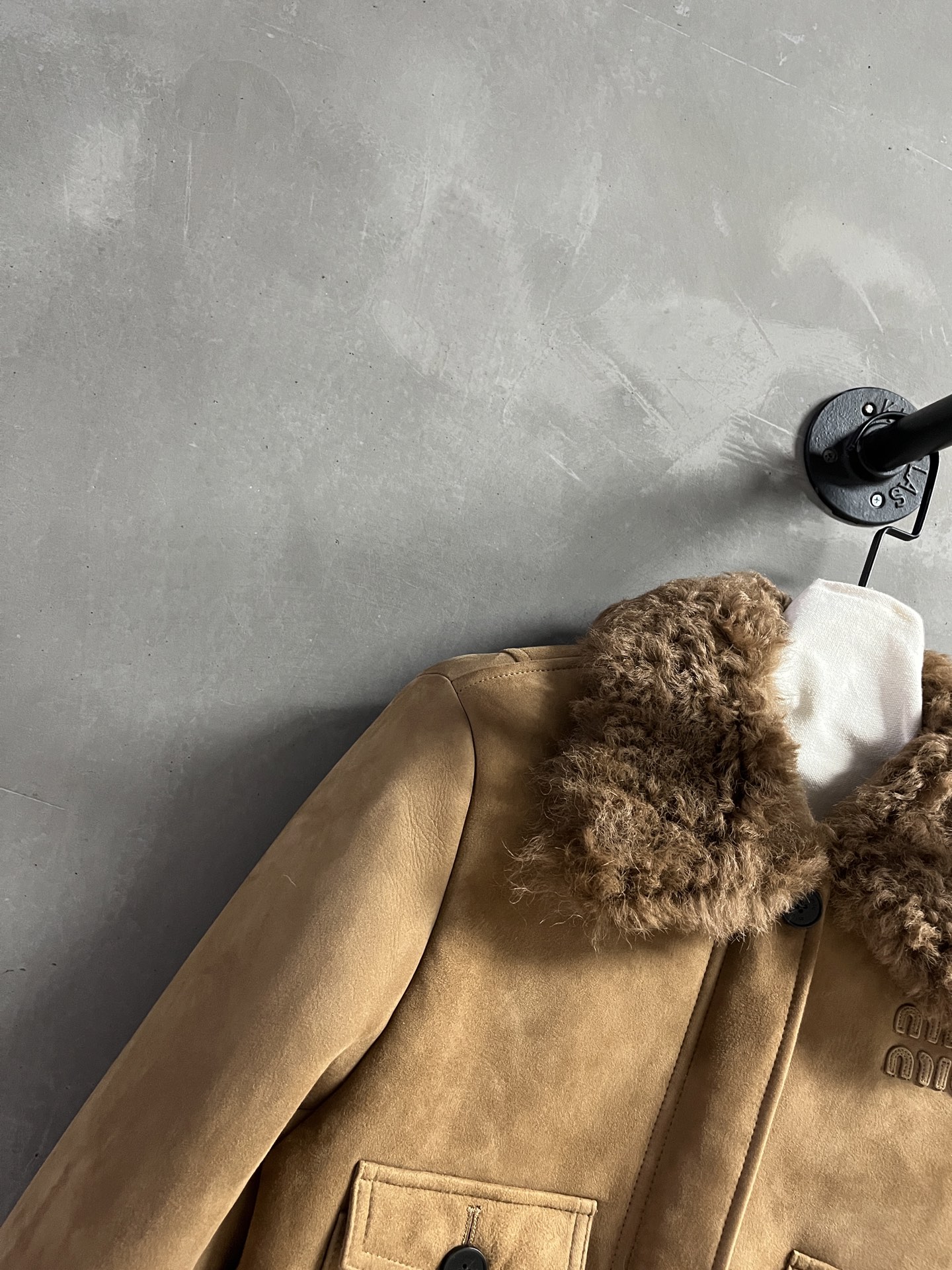 Miu Miu Shearling Jacket: Chic, Slim Fit, and Versatile Fall Fashion 4 i1756394850991 3497 0 1