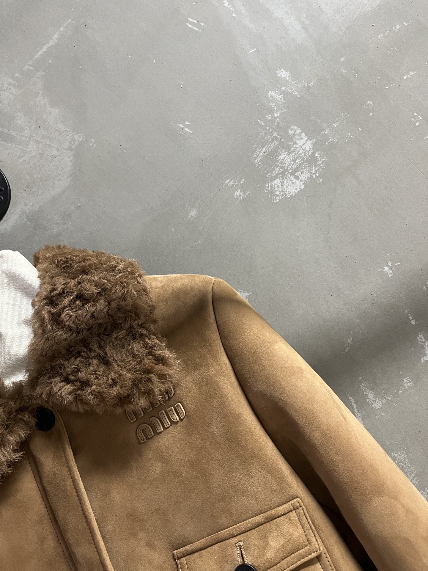 Miu Miu Shearling Jacket: Chic, Slim Fit, and Versatile Fall Fashion 5 i1756394875274 9307 0 2