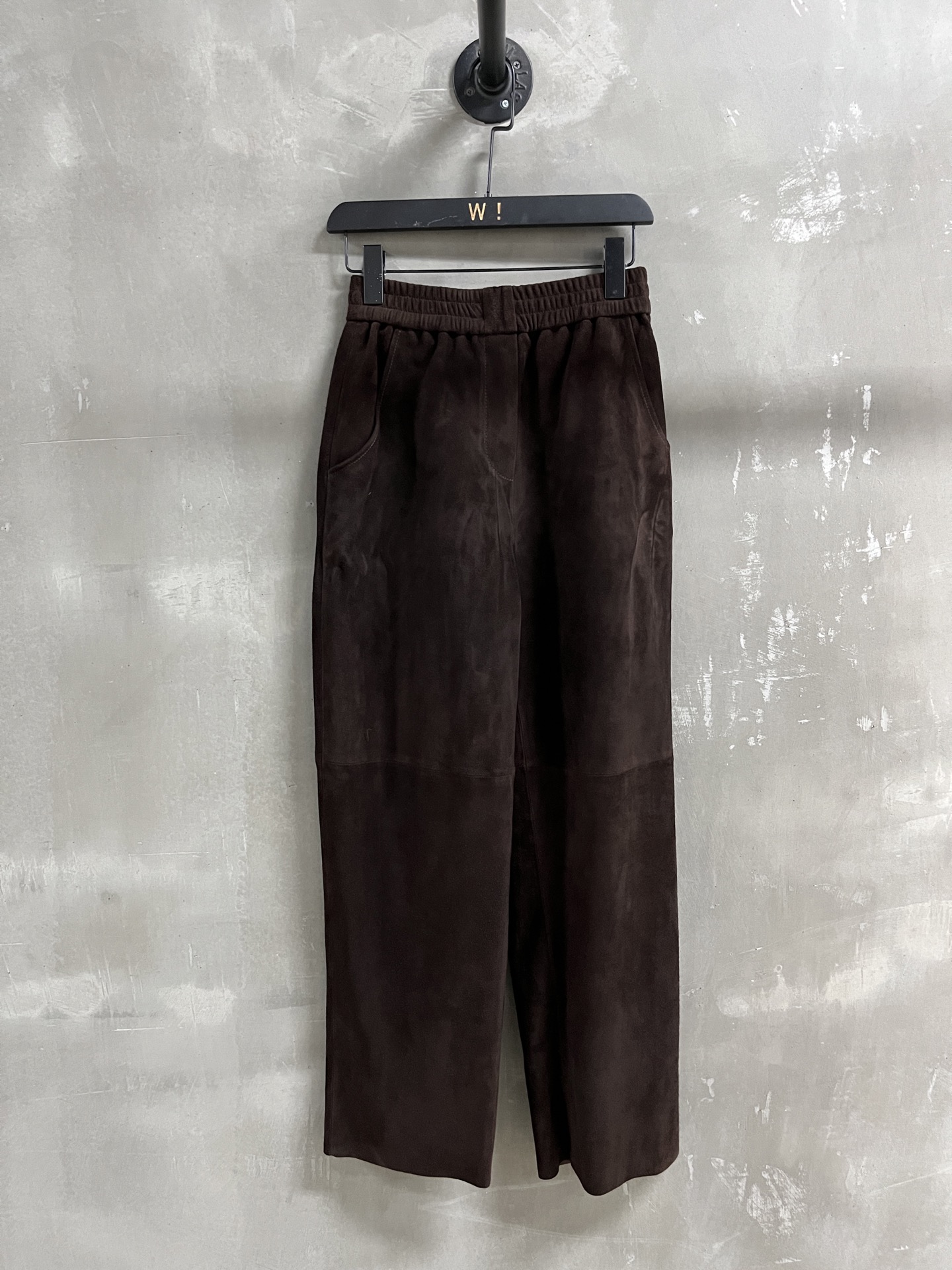 NO:636827,Introduction to Lo*we｜2025 New Autumn Clothes The Best Leather Pants This Season!  The style is versatile and fashionable!  - MATERIAL - Leather imported Turkish mixed cashmere size M-19860909Lo*we简介｜2025秋装新品 本季度最佳皮裤单品！版型不挑人百搭又时髦！ - MATERIAL 材质 - 皮面进口土耳其混种羊绒 size M- XL M码松紧腰围66 臀围104 裤长100 price,罗意威-服装,loewe,alexander wang,Women's clothing