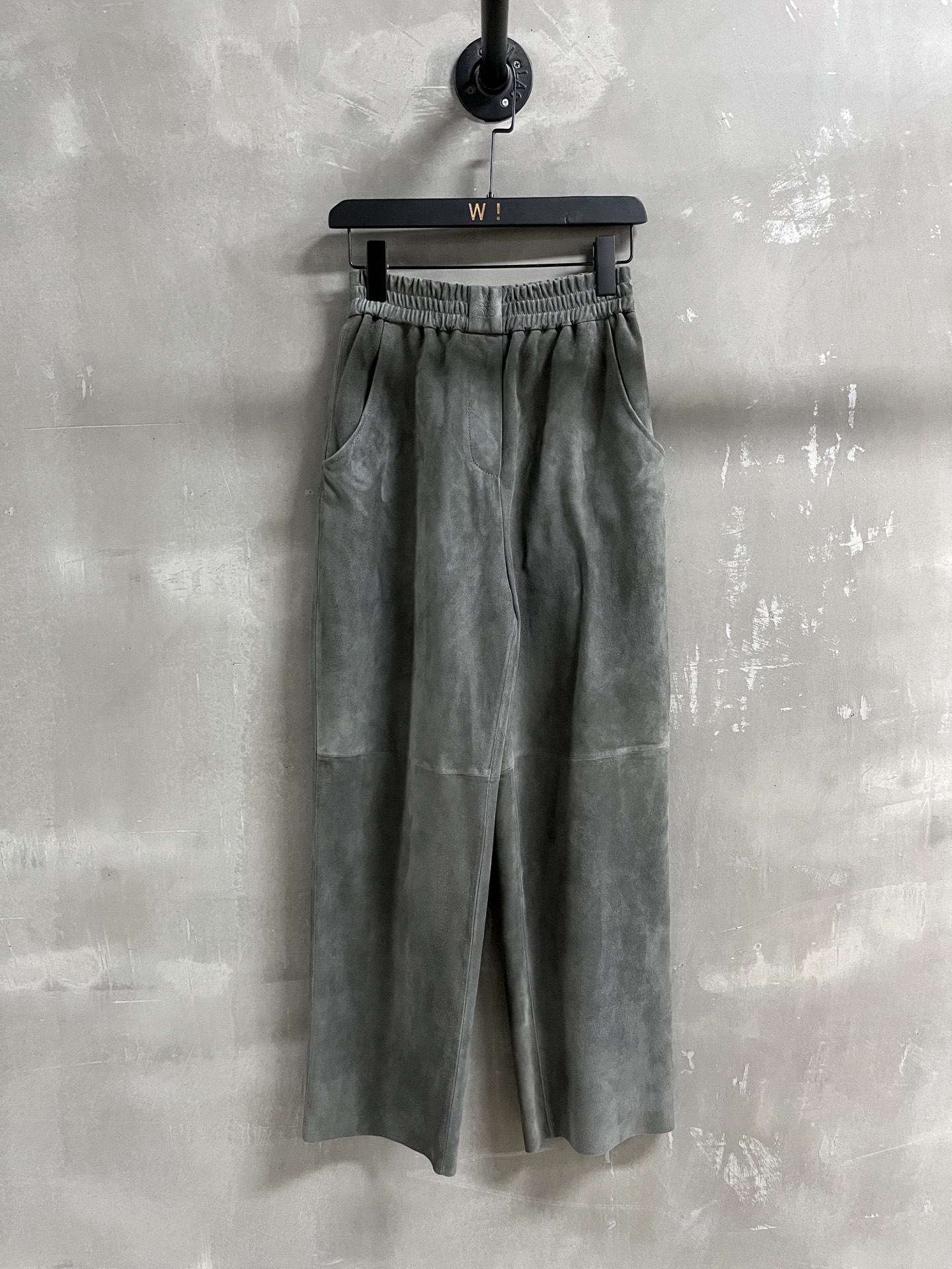 NO:636833,Introduction to Lo*we｜2025 New Autumn Clothes The Best Leather Pants This Season!  The style is versatile and fashionable!  - MATERIAL - Leather imported Turkish mixed cashmere size M-19860909Lo*we简介｜2025秋装新品 本季度最佳皮裤单品！版型不挑人百搭又时髦！ - MATERIAL 材质 - 皮面进口土耳其混种羊绒 size M- XL M码松紧腰围66 臀围104 裤长100 price,罗意威-服装,loewe,alexander wang,Women's clothing