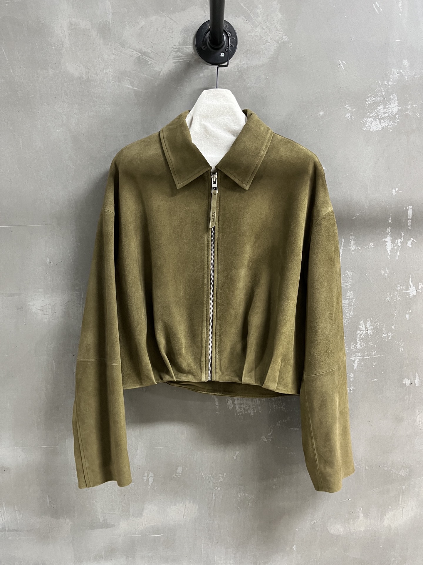 NO:636836,Lo*we introduction｜2025 new autumn clothing products The best leather clothing items this season!  The style is versatile and fashionable!  - MATERIAL - Leather imported Turkish mixed cashmere size S-L M size bust 154 length 53 raglan sleeve length 76 price, Loewe-clothing, loewe, leather jacket, alexander wang19860909Lo*we简介｜2025秋装新品 本季度最佳皮衣单品！版型不挑人百搭又时髦！ - MATERIAL 材质 - 皮面进口土耳其混种羊绒 size Ｓ- L M码胸围154衣长53 连肩袖长76 price,罗意威-服装,loewe,leather jacket,alexander wang,Women's clothing