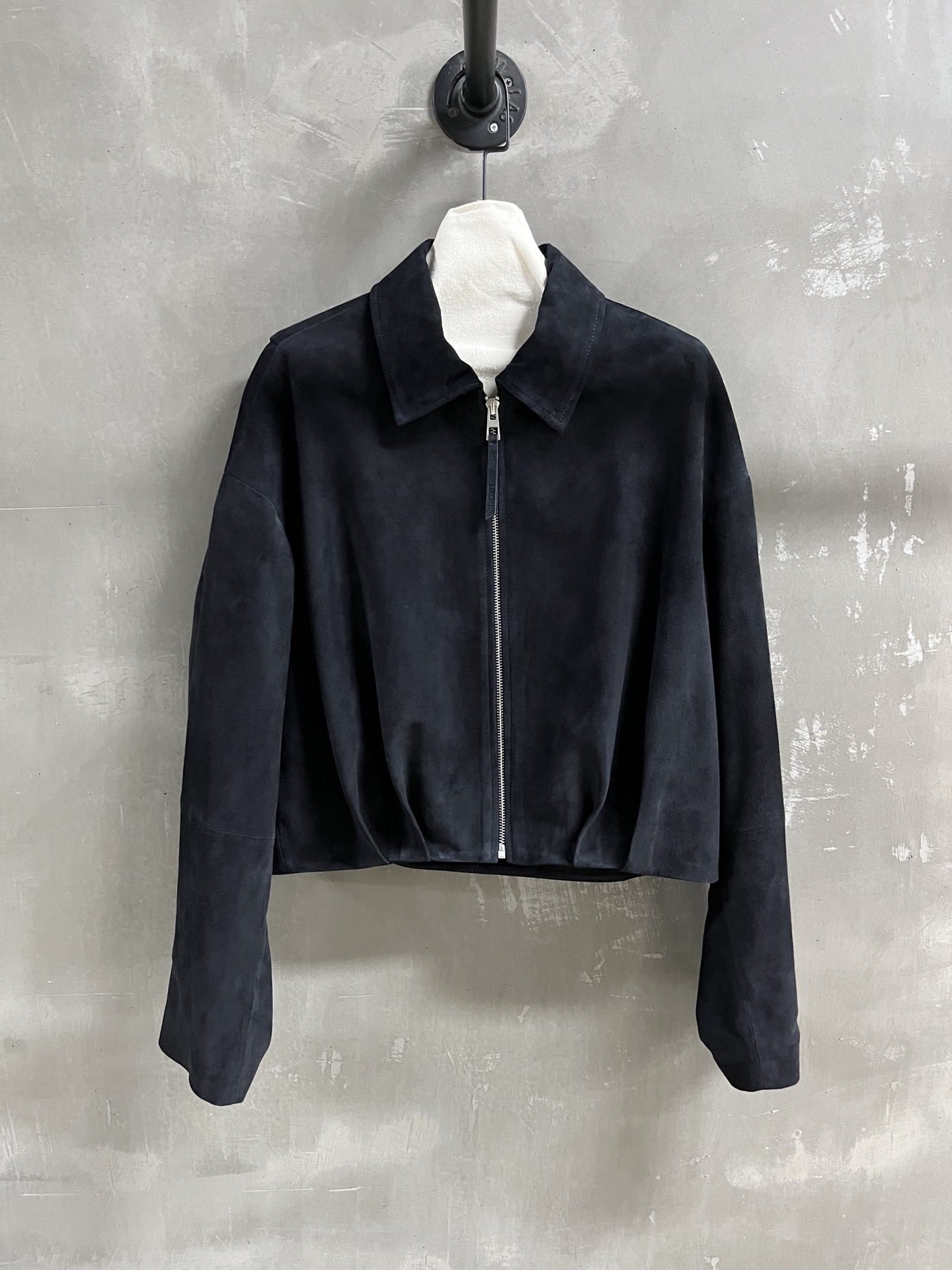 NO:636842,Lo*we introduction｜2025 new autumn clothing products The best leather clothing items this season!  The style is versatile and fashionable!  - MATERIAL - Leather imported Turkish mixed cashmere size S-L M size bust 154 length 53 raglan sleeve length 76 price, Loewe-clothing, loewe, leather jacket, alexander wang19860909Lo*we简介｜2025秋装新品 本季度最佳皮衣单品！版型不挑人百搭又时髦！ - MATERIAL 材质 - 皮面进口土耳其混种羊绒 size Ｓ- L M码胸围154衣长53 连肩袖长76 price,罗意威-服装,loewe,leather jacket,alexander wang,Women's clothing