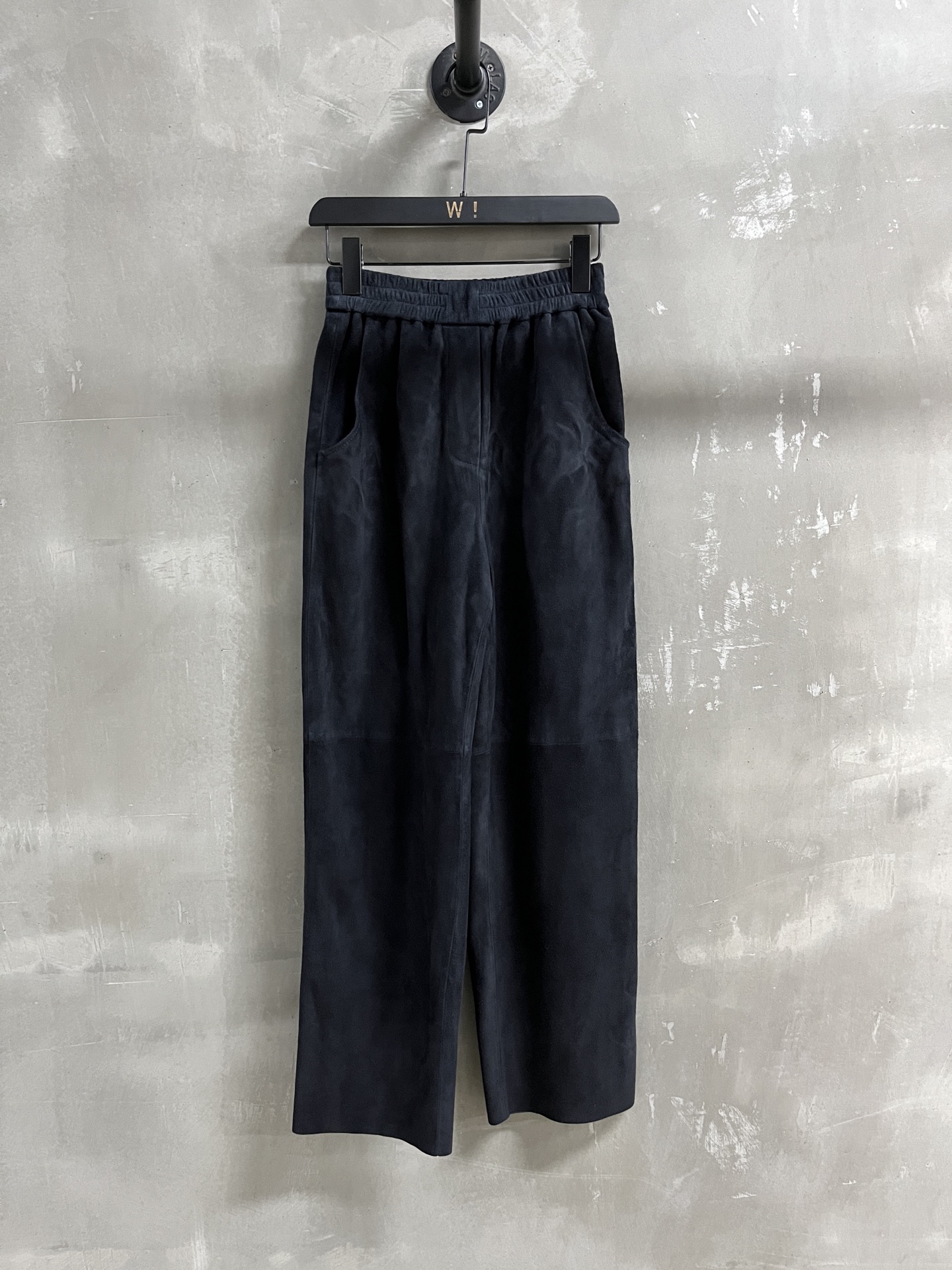 NO:636816,Introduction to Lo*we｜2025 New Autumn Clothes The Best Leather Pants This Season!  The style is versatile and fashionable!  - MATERIAL - Leather imported Turkish mixed cashmere size M-19860909Lo*we简介｜2025秋装新品 本季度最佳皮裤单品！版型不挑人百搭又时髦！ - MATERIAL 材质 - 皮面进口土耳其混种羊绒 size M- XL M码松紧腰围66 臀围104 裤长100 price,罗意威-服装,loewe,alexander wang,Women's clothing