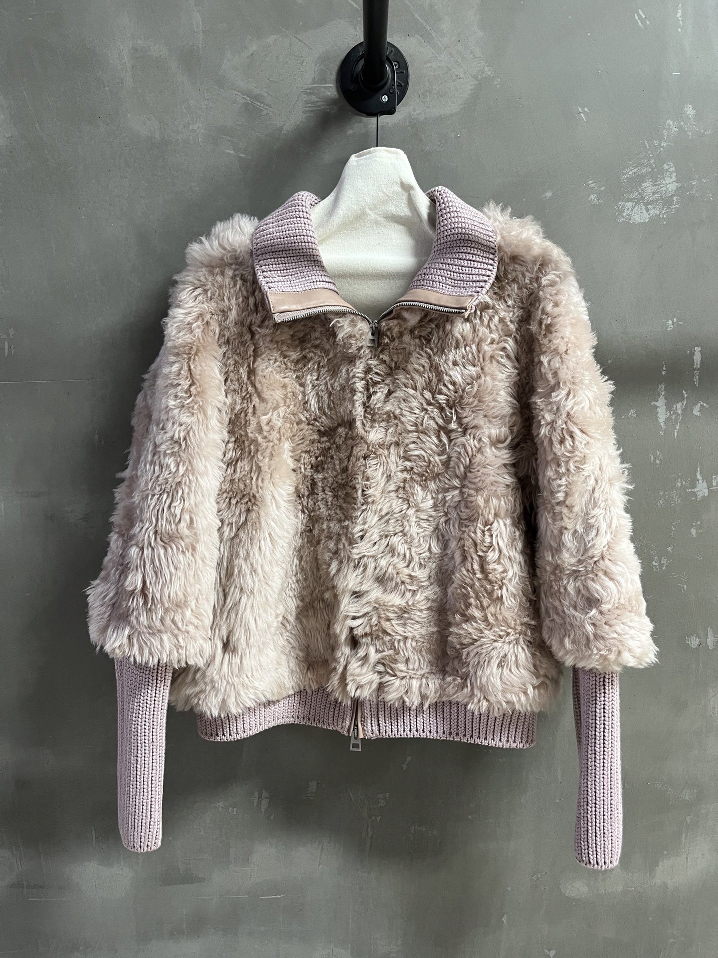 Veste Dior en peau de mouton et tricot - Collection Automne 2025