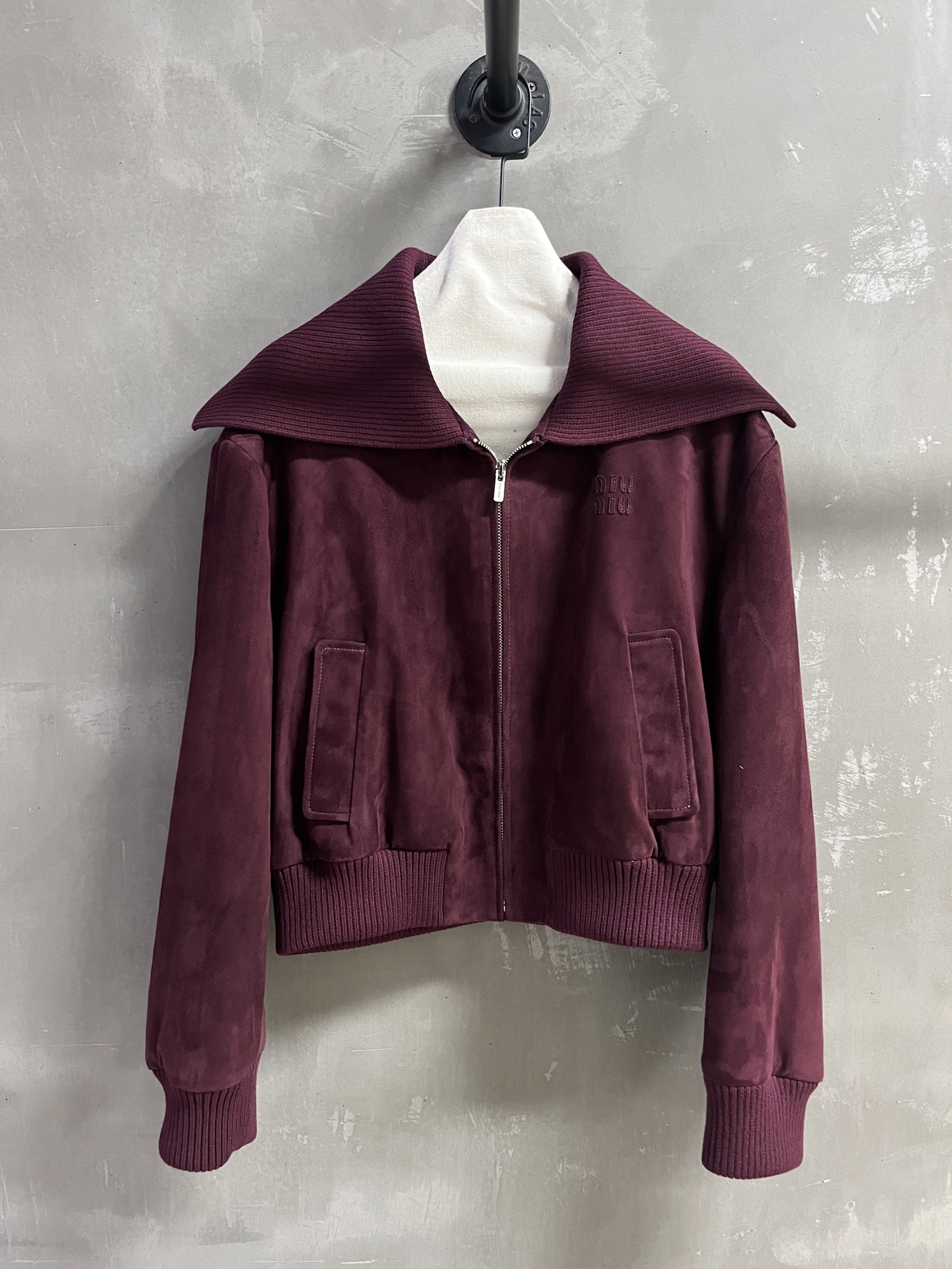 NO:636845,Introduction to MiuM*u｜2025 new autumn clothing products The best outerwear items of this season!  Original custom-made, sweet and cool retro style, easy-to-match and fashionable version!  - MATERIAL Material - leather imported Turkish mixed cashmere surface sizeＳ-19860909MiuM*u简介｜2025秋装新品 本季度最佳外套单品！原版订制 甜酷风复古气质,版型不挑人百搭又时髦！ - MATERIAL 材质 - 皮面进口土耳其混种羊绒面 sizeＳ- XL M码胸围112 衣长51肩宽51袖长59,缪缪-服装,miumiu,jackets & coats,alexander wang,Women's clothing