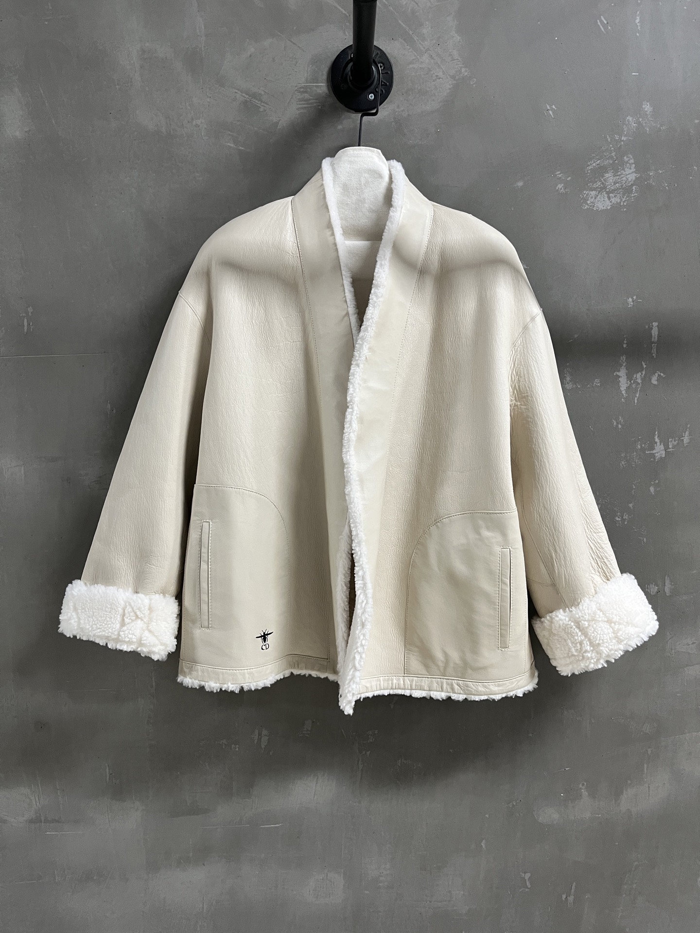 NO:636847,Introduction to Christian D*or｜2025 New Autumn Clothes The best fur all-in-one product this season!  The design is simple and elegant, and the style is versatile and fashionable!  Classic reversible - MATERIAL material - leather imported merino wool and fur all in one sizeM-19860909Christian D*or简介｜2025秋装新品 本季度最佳皮毛一体单品！设计简约腔调十足 版型不挑人百搭又时髦！经典两面穿 - MATERIAL 材质 - 皮面进口美利奴羊毛皮毛一体 sizeM- XL M码胸围112 肩宽54 袖长52 衣长64,迪奥-服装,dior,alexander wang,Women's clothing