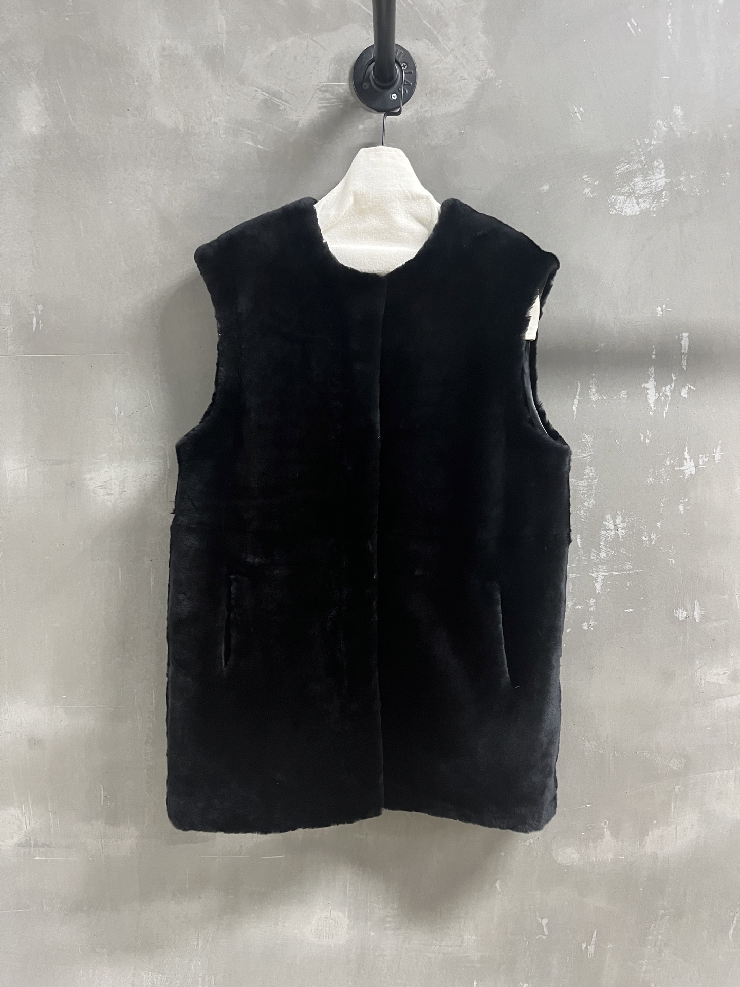 NO:636851,Introduction to TOTEME｜2025 new autumn clothing products The best vest item of this season!  The current popular old money style is minimalist and full of tonality ~ the slim version is versatile and fashionable without being picky!  - MATERIAL - Leather imported merino fur one piece size M-19860909TOTEME简介｜2025秋装新品 本季度最佳马甲单品！当下流行的老钱风 极简调性十足～显瘦版型不挑人百搭又时髦！ - MATERIAL 材质 - 皮面进口美利奴皮毛一体 size M- XL M码胸围110 衣长76 肩宽47,女装,alexander wang,Women's clothing