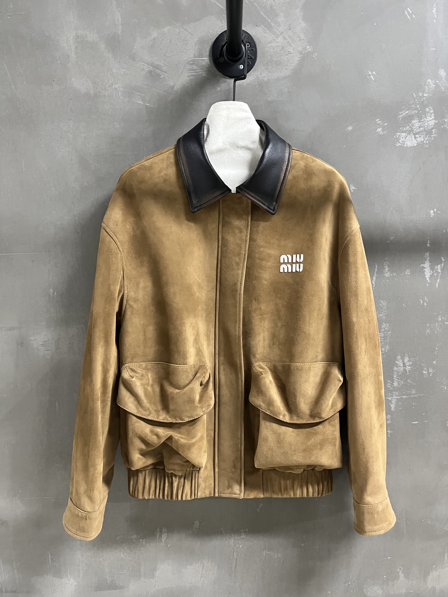 NO:636855,Introduction to MiuM*u｜2025 new autumn clothing products The best outerwear items of this season!  Original custom-made, sweet and cool retro style, easy-to-match and fashionable version!  - MATERIAL Material - leather imported mixed breed sheep suede goatskin color rub size S- L19860909MiuM*u简介｜2025秋装新品 本季度最佳外套单品！原版订制 甜酷风复古气质,版型不挑人百搭又时髦！ - MATERIAL 材质 - 皮面进口混种羊反绒山羊皮擦色 sizeＳ- L M码胸围116 衣长65 肩宽58 袖长56,缪缪-服装,miumiu,jackets & coats,sheepskin,alexander wang,Women's clothing